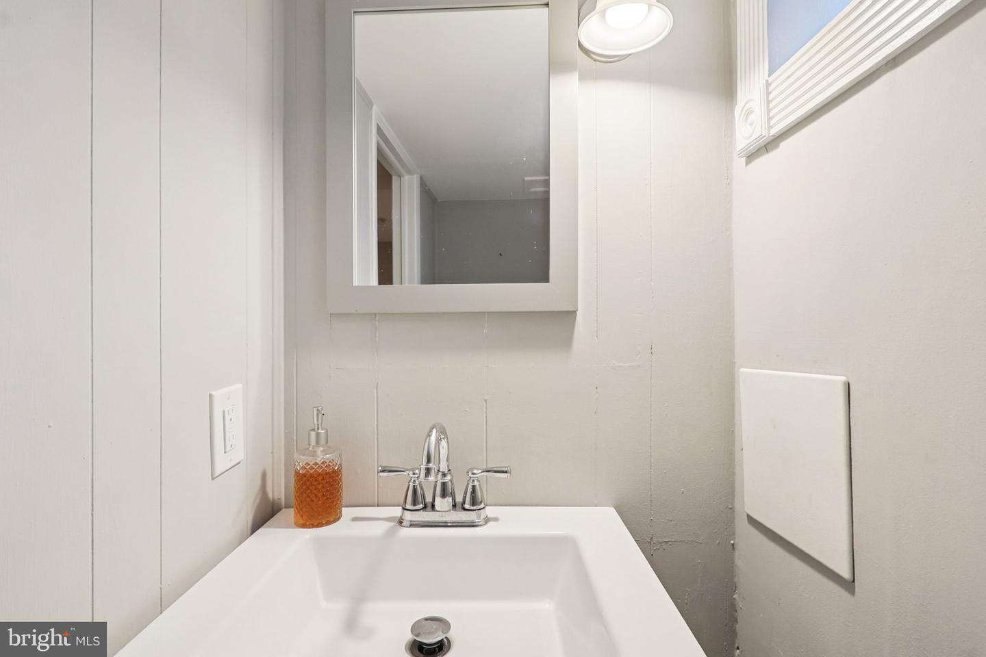 2322 S ARLINGTON RIDGE RD, ARLINGTON, Virginia 22202, 3 Bedrooms Bedrooms, ,2 BathroomsBathrooms,Residential,For sale,2322 S ARLINGTON RIDGE RD,VAAR2063578 MLS # VAAR2063578