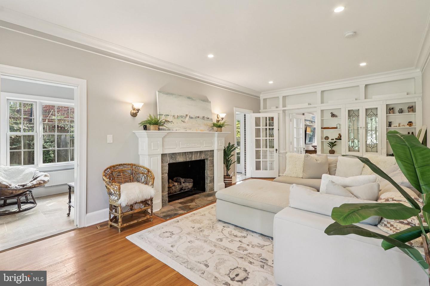 2322 S ARLINGTON RIDGE RD, ARLINGTON, Virginia 22202, 3 Bedrooms Bedrooms, ,2 BathroomsBathrooms,Residential,For sale,2322 S ARLINGTON RIDGE RD,VAAR2063578 MLS # VAAR2063578