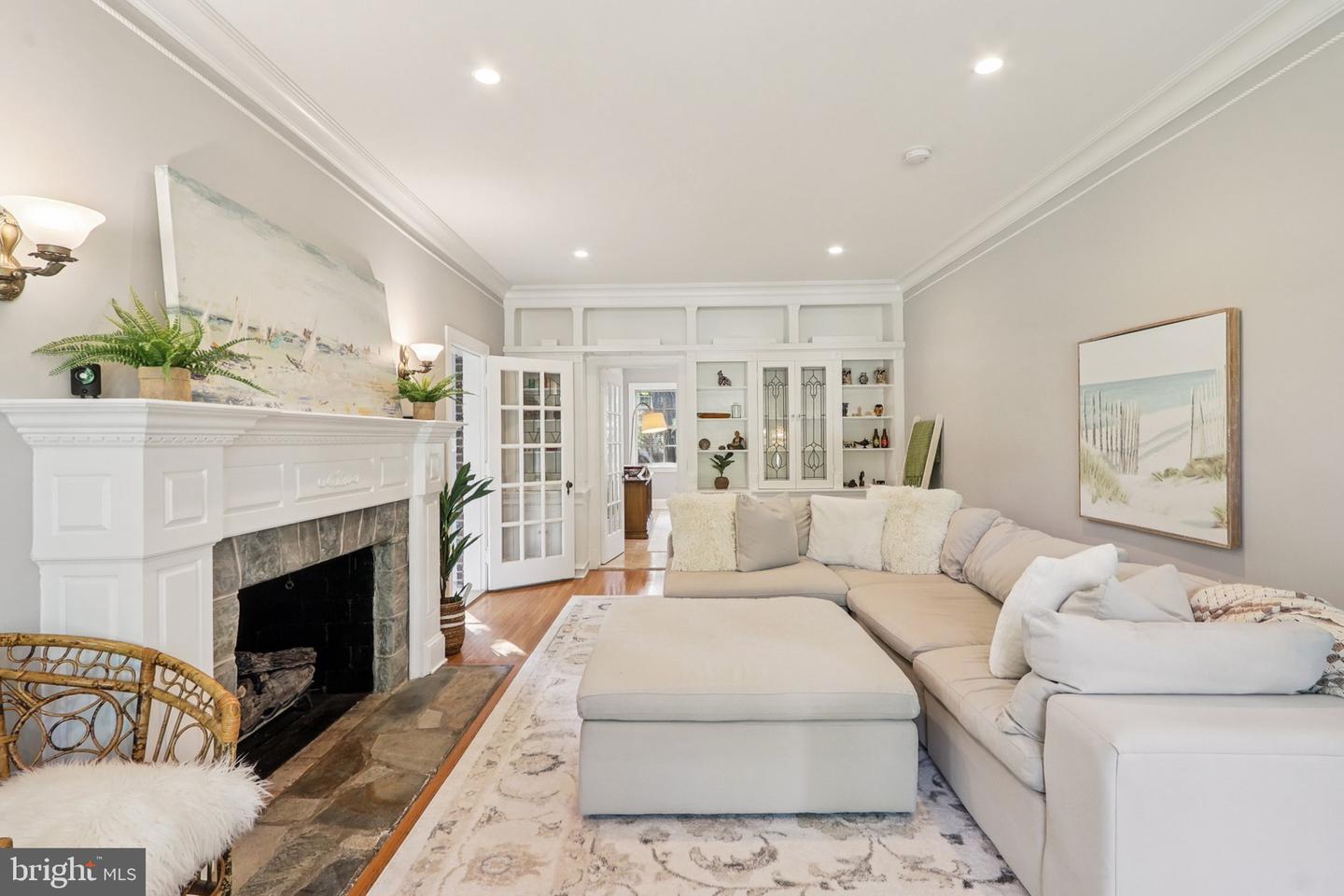 2322 S ARLINGTON RIDGE RD, ARLINGTON, Virginia 22202, 3 Bedrooms Bedrooms, ,2 BathroomsBathrooms,Residential,For sale,2322 S ARLINGTON RIDGE RD,VAAR2063578 MLS # VAAR2063578