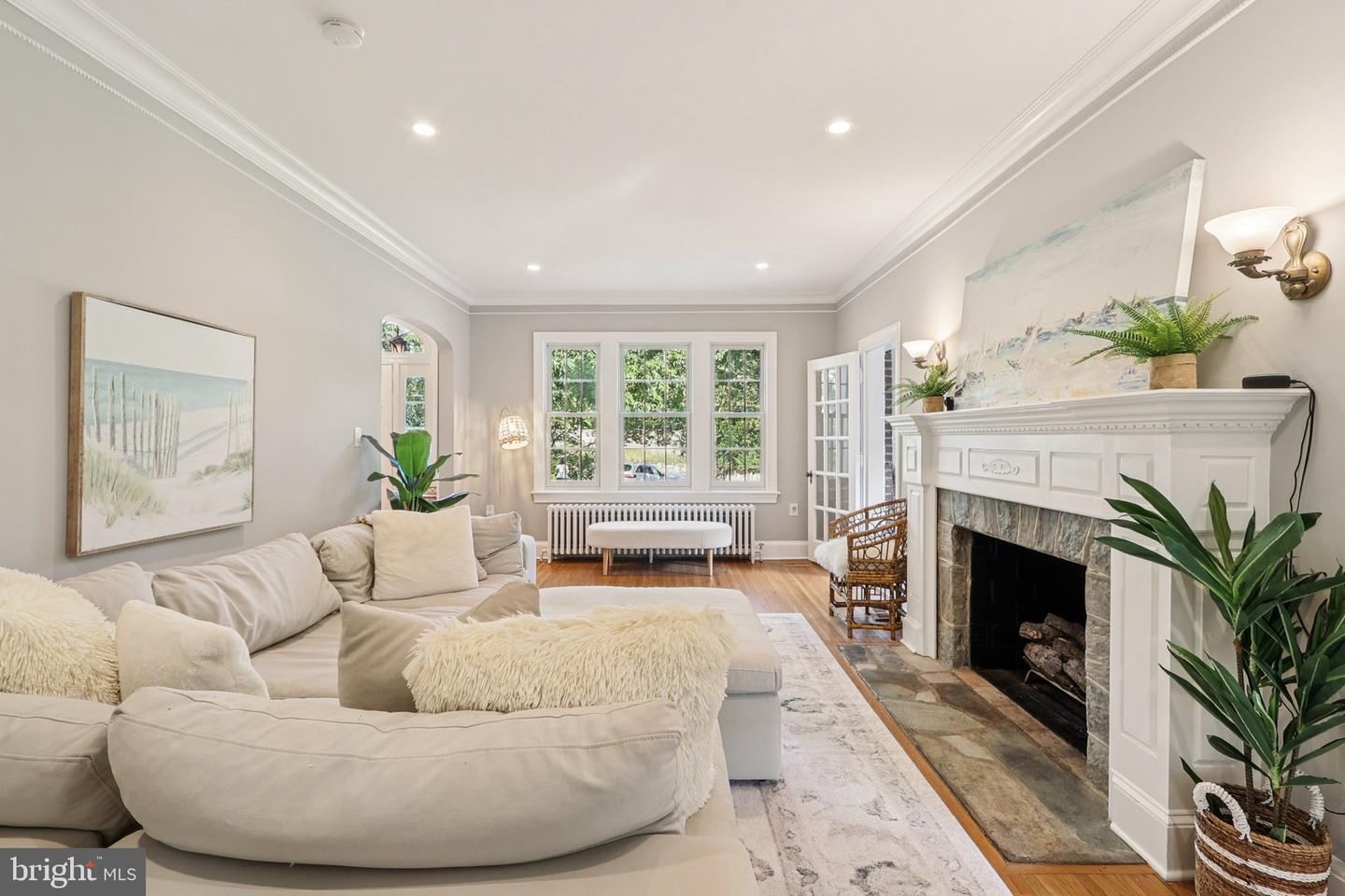 2322 S ARLINGTON RIDGE RD, ARLINGTON, Virginia 22202, 3 Bedrooms Bedrooms, ,2 BathroomsBathrooms,Residential,For sale,2322 S ARLINGTON RIDGE RD,VAAR2063578 MLS # VAAR2063578