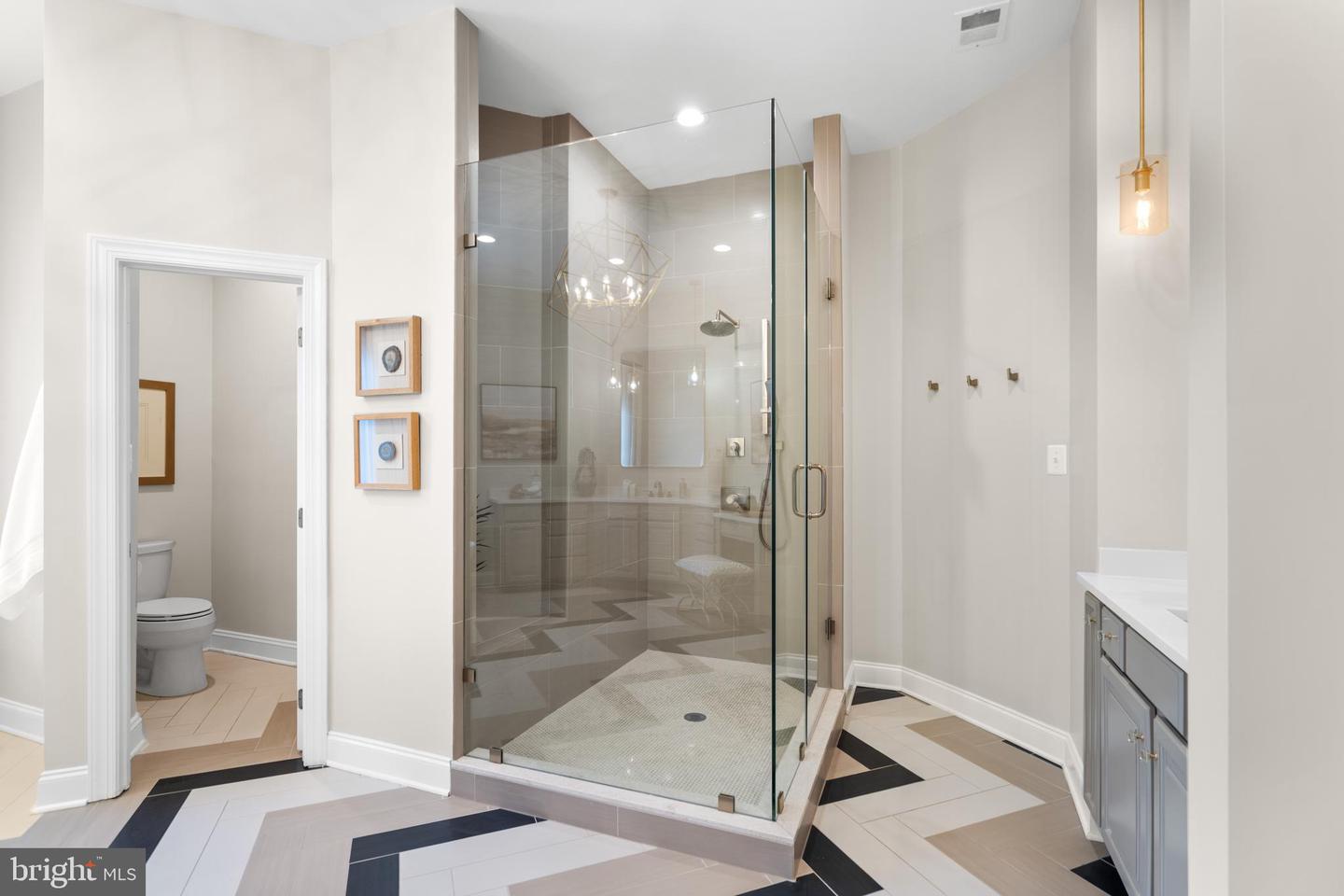 7795 GLENHAVEN CT, MCLEAN, Virginia 22102, 5 Bedrooms Bedrooms, ,5 BathroomsBathrooms,Residential,For sale,7795 GLENHAVEN CT,VAFX2267696 MLS # VAFX2267696