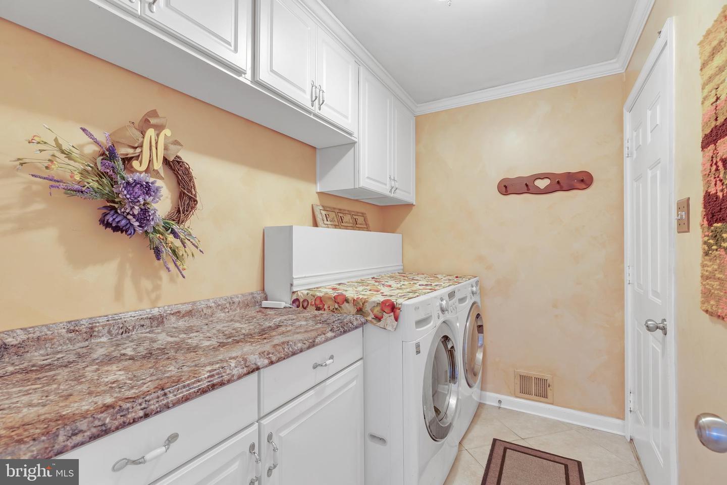8106 OAK HOLLOW CT, FAIRFAX STATION, Virginia 22039, 5 Bedrooms Bedrooms, ,3 BathroomsBathrooms,Residential,For sale,8106 OAK HOLLOW CT,VAFX2263560 MLS # VAFX2263560