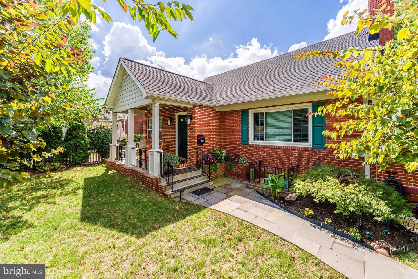 2532 N GLEBE RD N, ARLINGTON, Virginia 22207, 4 Bedrooms Bedrooms, ,3 BathroomsBathrooms,Residential,For sale,2532 N GLEBE RD N,VAAR2063450 MLS # VAAR2063450