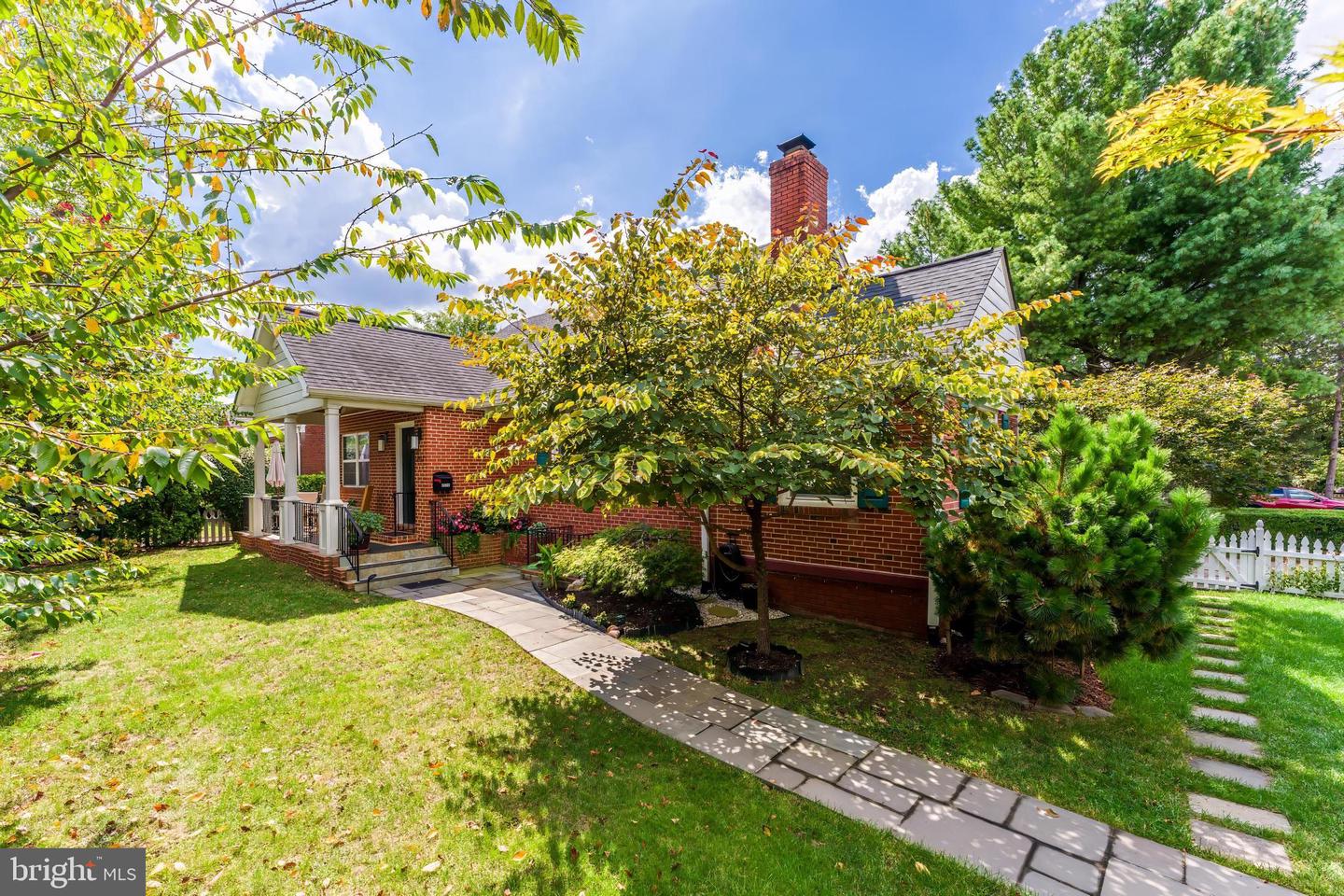 2532 N GLEBE RD N, ARLINGTON, Virginia 22207, 4 Bedrooms Bedrooms, ,3 BathroomsBathrooms,Residential,For sale,2532 N GLEBE RD N,VAAR2063450 MLS # VAAR2063450