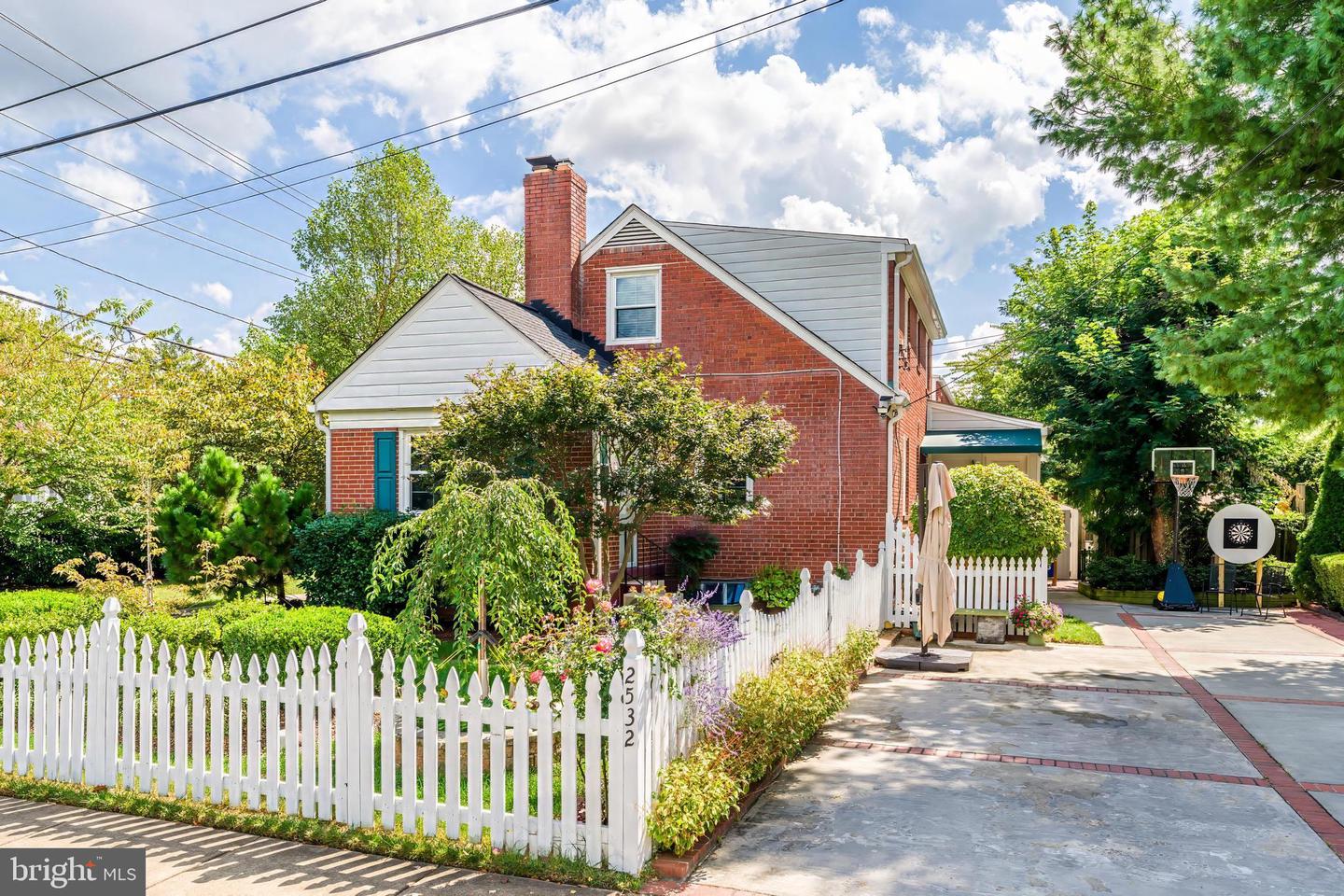2532 N GLEBE RD N, ARLINGTON, Virginia 22207, 4 Bedrooms Bedrooms, ,3 BathroomsBathrooms,Residential,For sale,2532 N GLEBE RD N,VAAR2063450 MLS # VAAR2063450