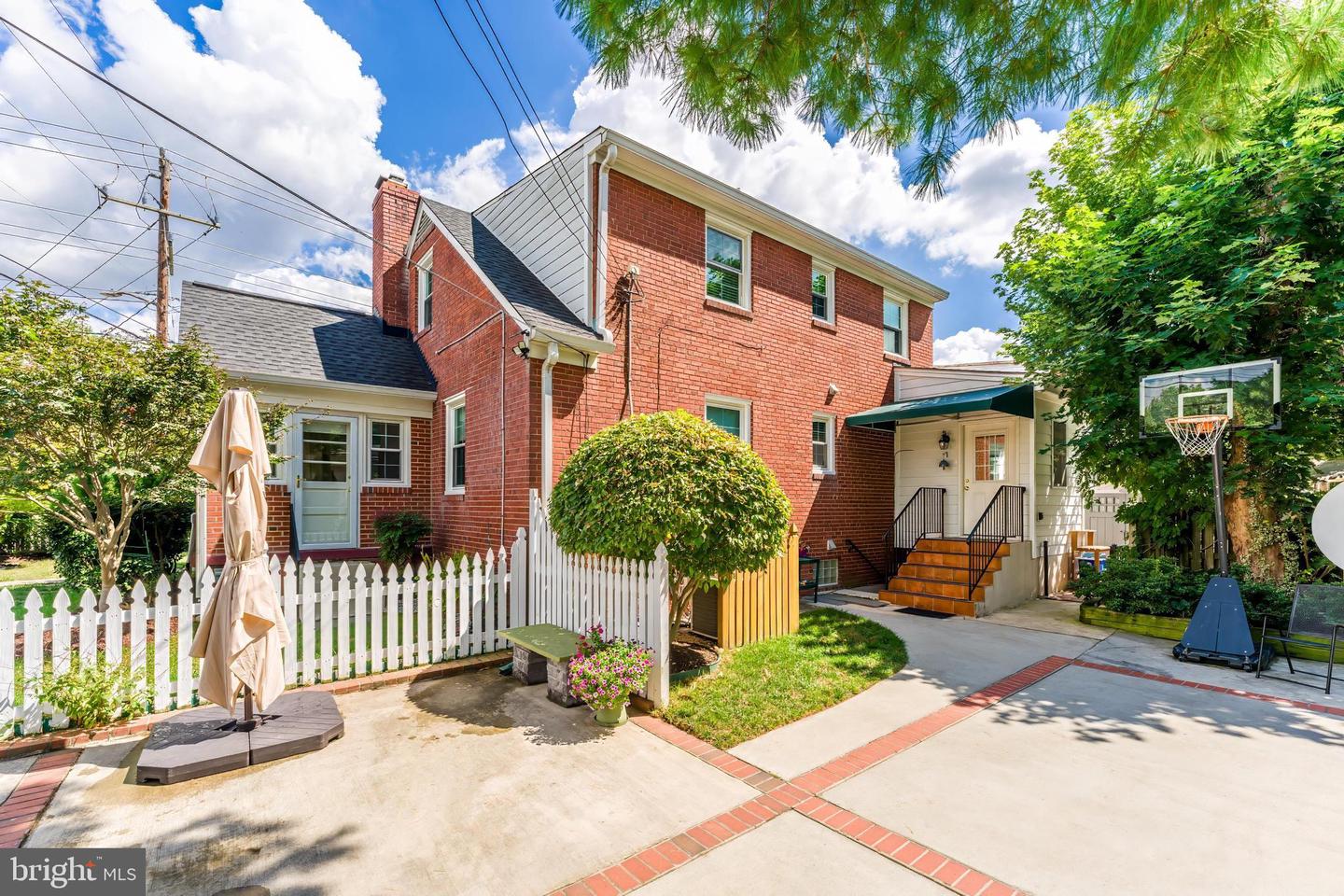 2532 N GLEBE RD N, ARLINGTON, Virginia 22207, 4 Bedrooms Bedrooms, ,3 BathroomsBathrooms,Residential,For sale,2532 N GLEBE RD N,VAAR2063450 MLS # VAAR2063450