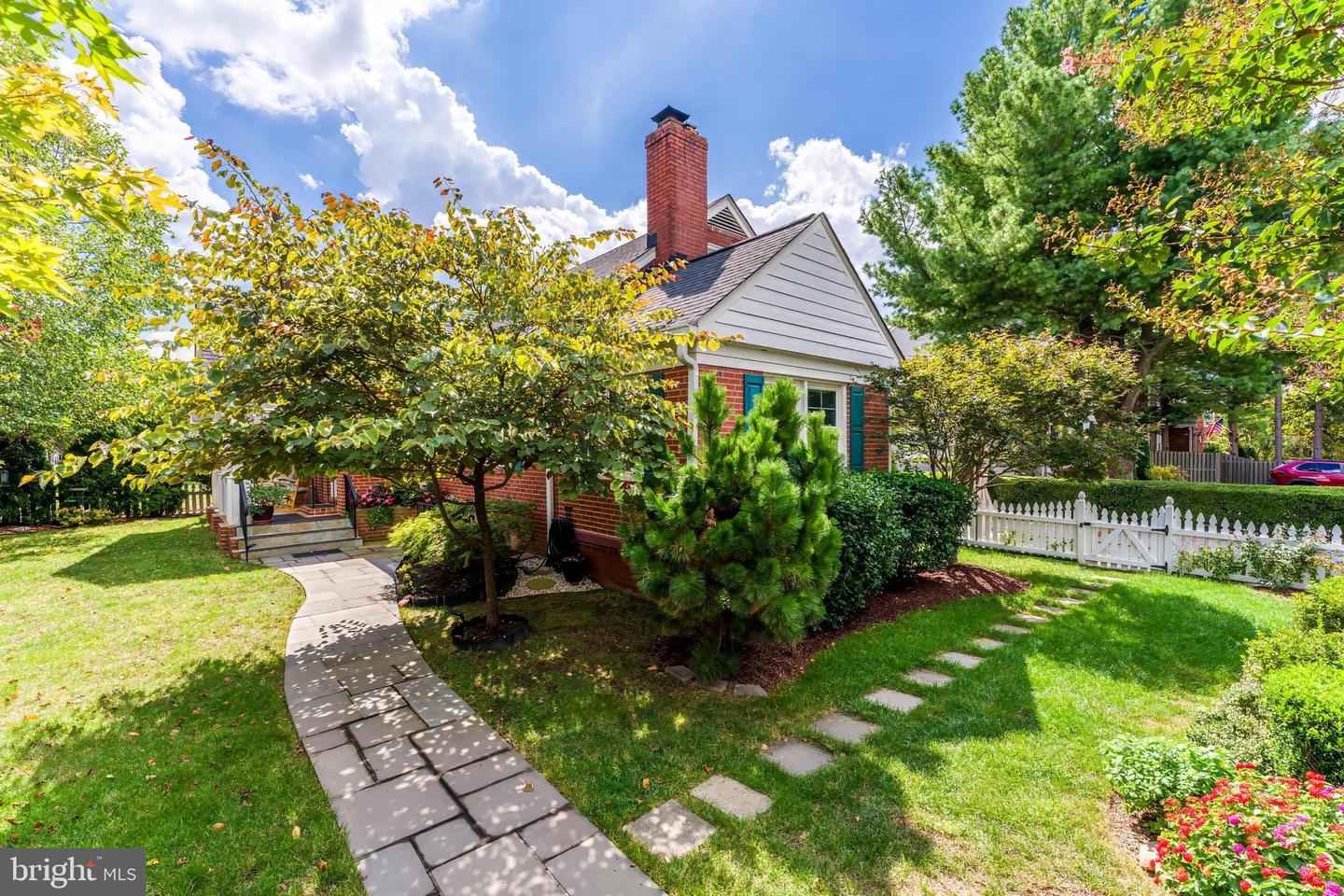 2532 N GLEBE RD N, ARLINGTON, Virginia 22207, 4 Bedrooms Bedrooms, ,3 BathroomsBathrooms,Residential,For sale,2532 N GLEBE RD N,VAAR2063450 MLS # VAAR2063450