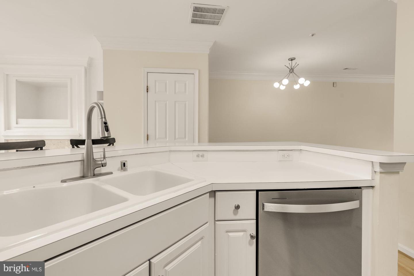 10351 SAGER AVE, FAIRFAX, Virginia 22030, 2 Bedrooms Bedrooms, 9 Rooms Rooms,2 BathroomsBathrooms,Residential,For sale,10351 SAGER AVE,VAFC2006964 MLS # VAFC2006964