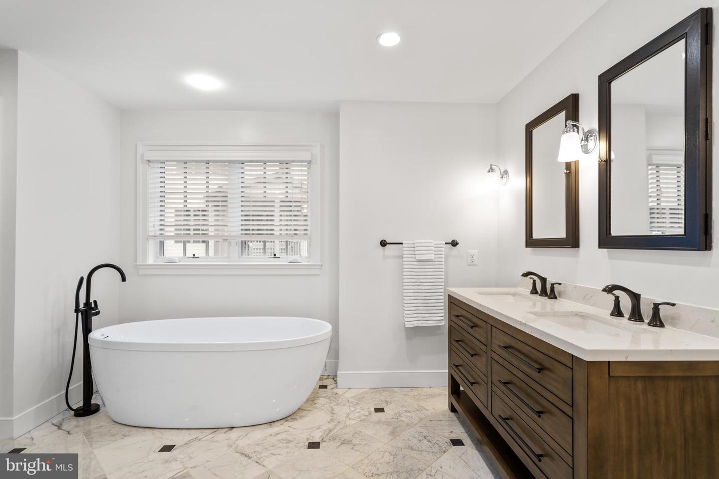 3722 N WOODROW ST, ARLINGTON, Virginia 22207, 6 Bedrooms Bedrooms, ,5 BathroomsBathrooms,Residential,For sale,3722 N WOODROW ST,VAAR2063822 MLS # VAAR2063822