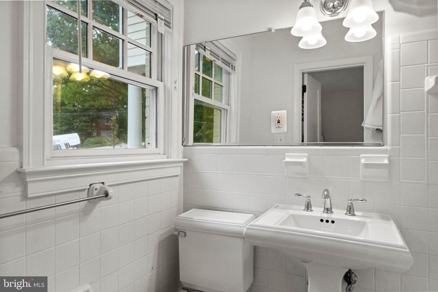 3722 N WOODROW ST, ARLINGTON, Virginia 22207, 6 Bedrooms Bedrooms, ,5 BathroomsBathrooms,Residential,For sale,3722 N WOODROW ST,VAAR2063822 MLS # VAAR2063822