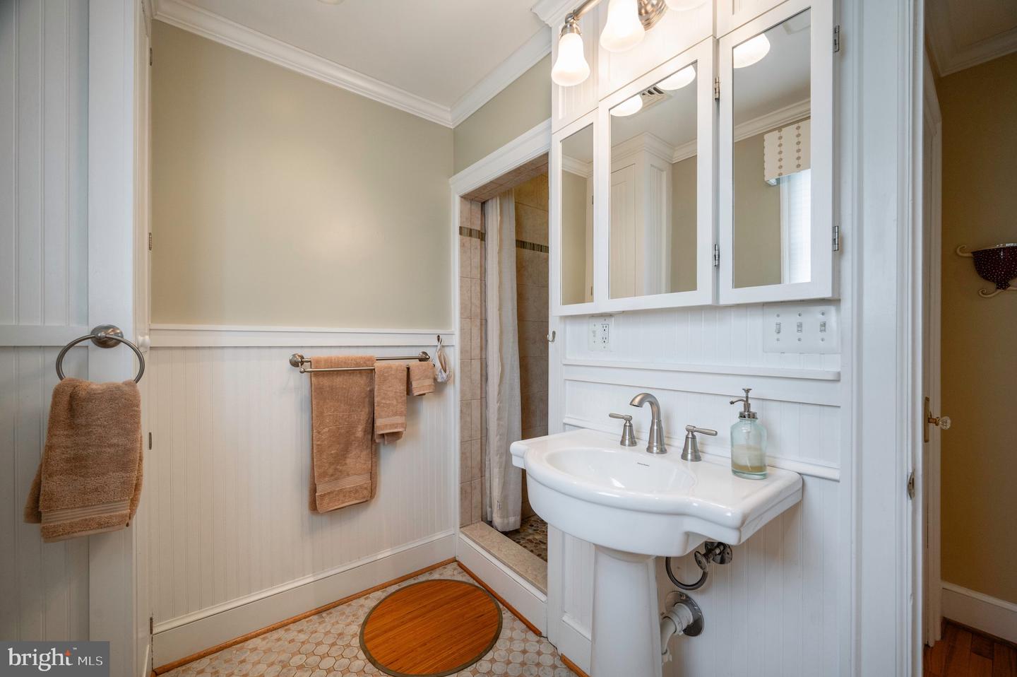 319 LAVERNE AVE, ALEXANDRIA, Virginia 22305, 2 Bedrooms Bedrooms, ,2 BathroomsBathrooms,Residential,For sale,319 LAVERNE AVE,VAAX2050086 MLS # VAAX2050086