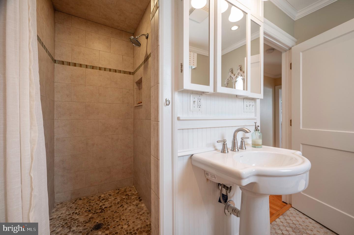 319 LAVERNE AVE, ALEXANDRIA, Virginia 22305, 2 Bedrooms Bedrooms, ,2 BathroomsBathrooms,Residential,For sale,319 LAVERNE AVE,VAAX2050086 MLS # VAAX2050086