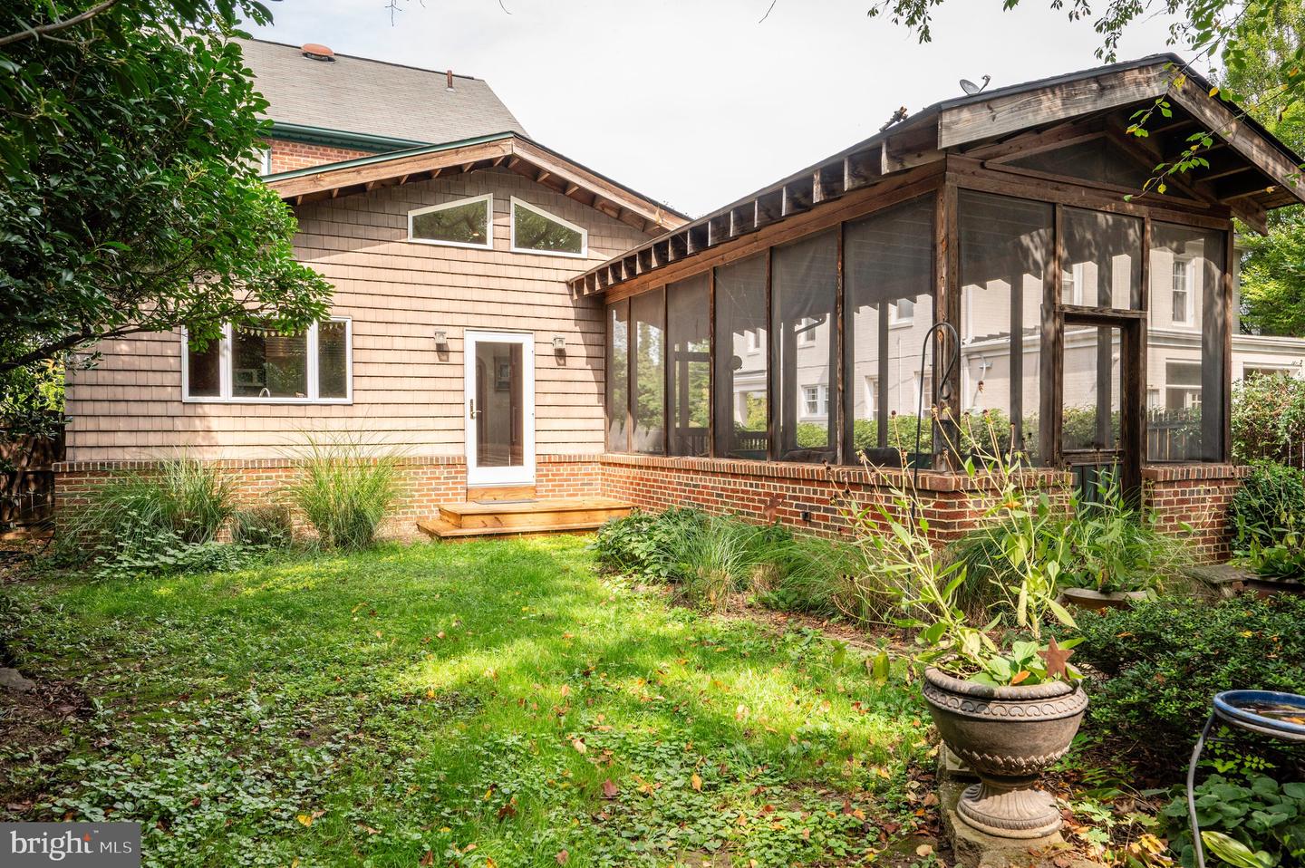 319 LAVERNE AVE, ALEXANDRIA, Virginia 22305, 2 Bedrooms Bedrooms, ,2 BathroomsBathrooms,Residential,For sale,319 LAVERNE AVE,VAAX2050086 MLS # VAAX2050086