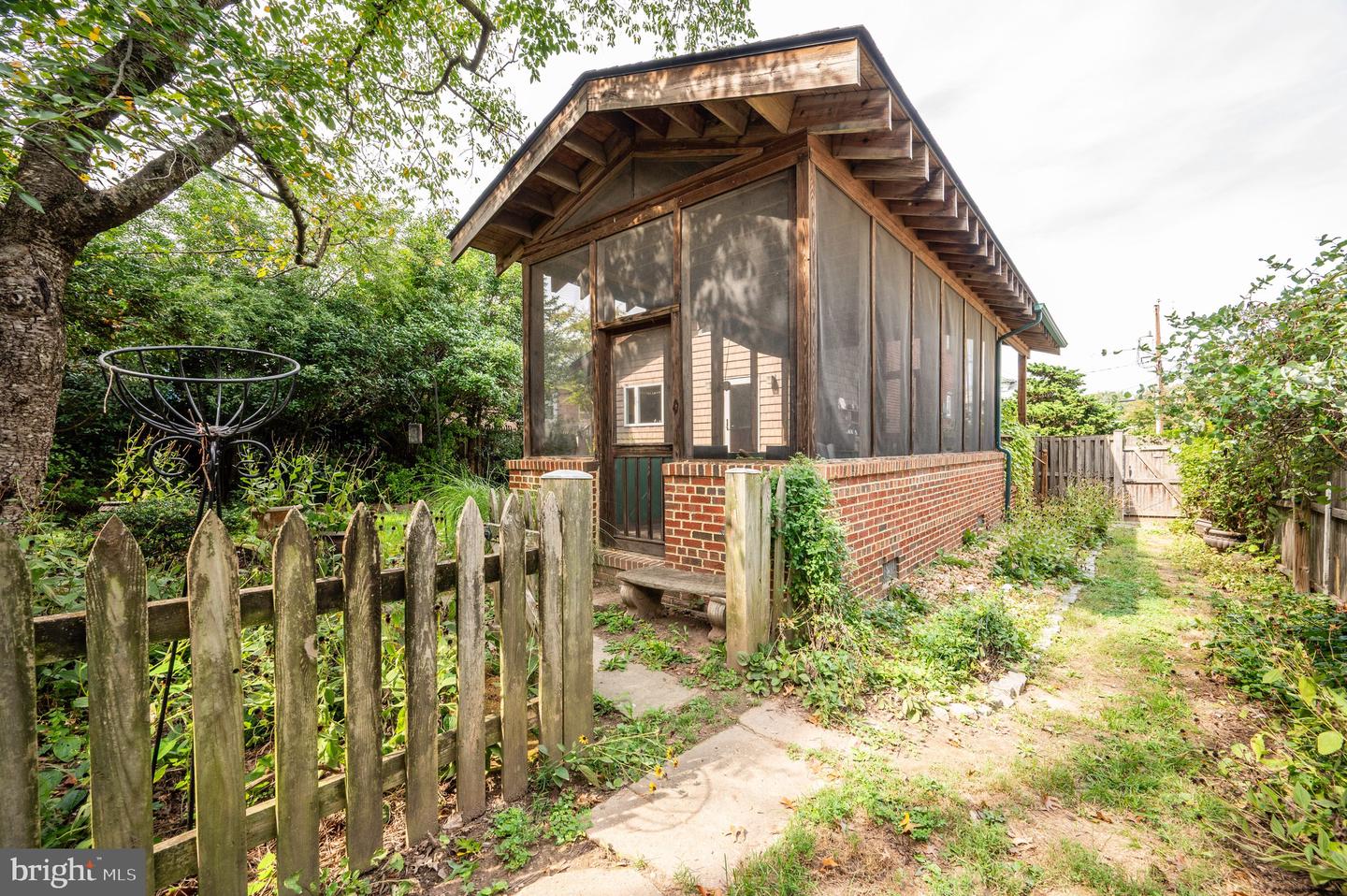 319 LAVERNE AVE, ALEXANDRIA, Virginia 22305, 2 Bedrooms Bedrooms, ,2 BathroomsBathrooms,Residential,For sale,319 LAVERNE AVE,VAAX2050086 MLS # VAAX2050086