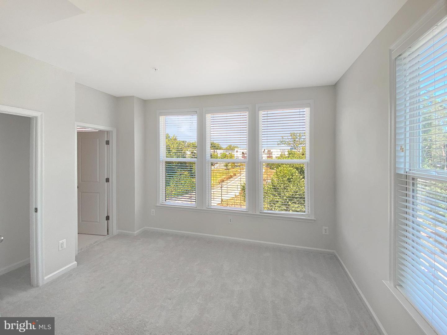 4967 LAKESIDE XING, CHANTILLY, Virginia 20151, 3 Bedrooms Bedrooms, ,3 BathroomsBathrooms,Residential,For sale,4967 LAKESIDE XING,VAFX2269444 MLS # VAFX2269444