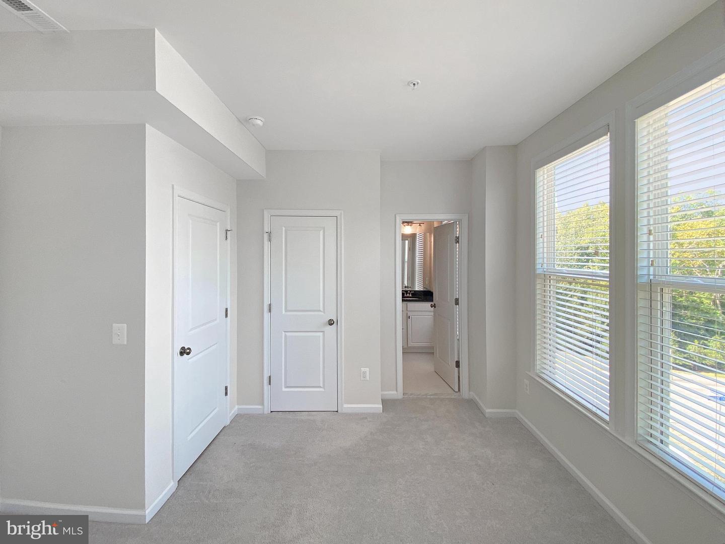 4967 LAKESIDE XING, CHANTILLY, Virginia 20151, 3 Bedrooms Bedrooms, ,3 BathroomsBathrooms,Residential,For sale,4967 LAKESIDE XING,VAFX2269444 MLS # VAFX2269444