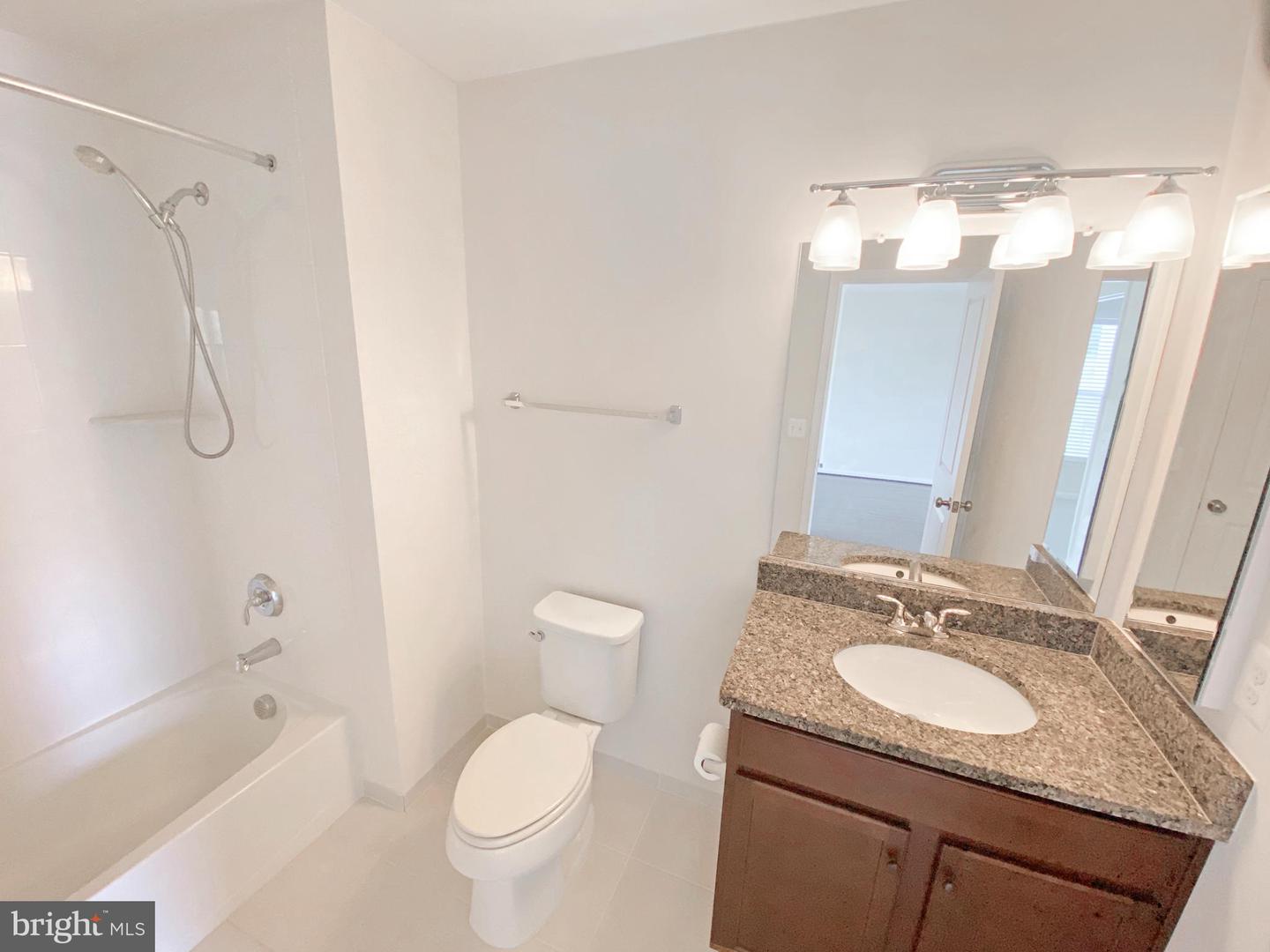 4967 LAKESIDE XING, CHANTILLY, Virginia 20151, 3 Bedrooms Bedrooms, ,3 BathroomsBathrooms,Residential,For sale,4967 LAKESIDE XING,VAFX2269444 MLS # VAFX2269444
