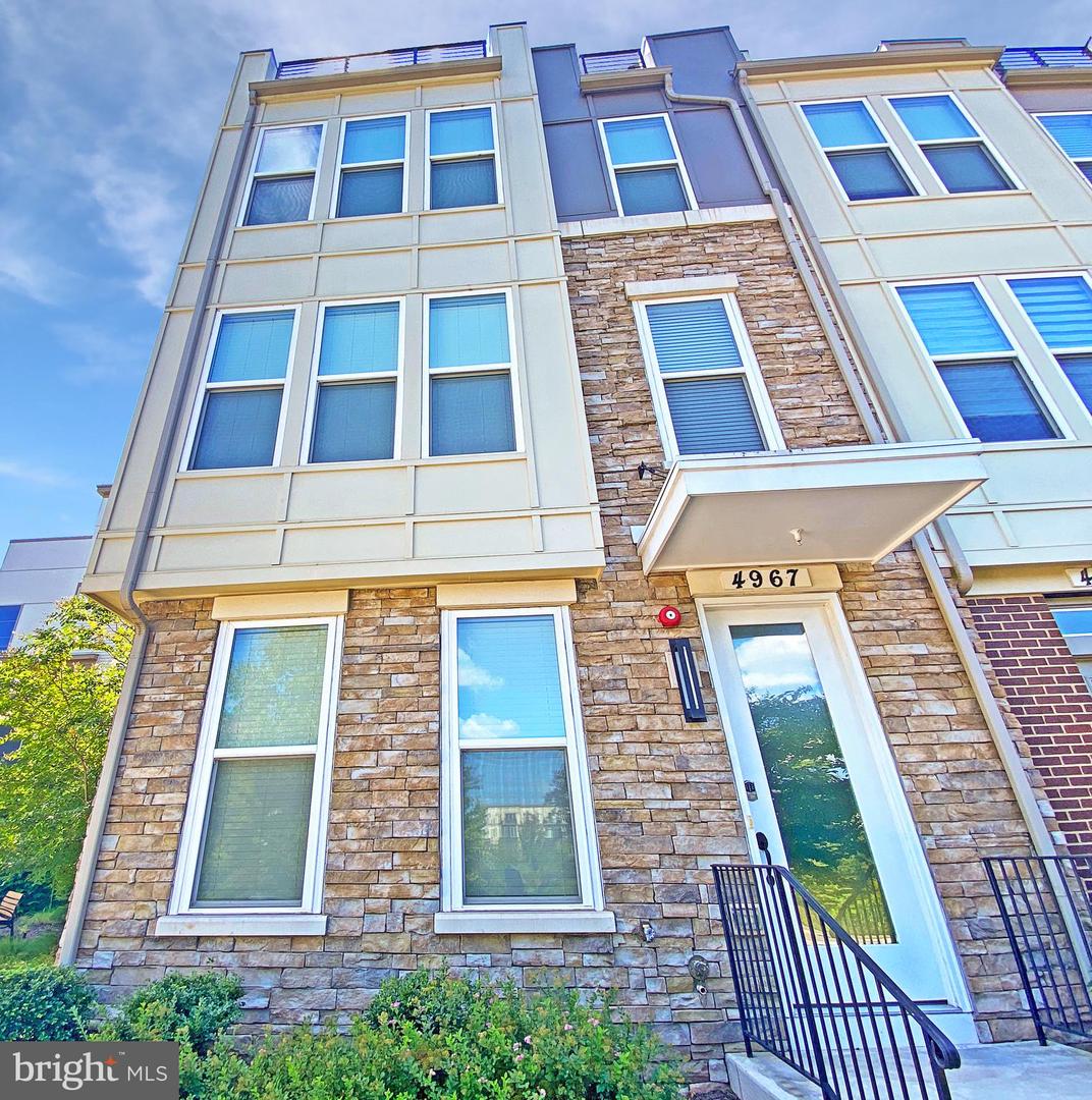 4967 LAKESIDE XING, CHANTILLY, Virginia 20151, 3 Bedrooms Bedrooms, ,3 BathroomsBathrooms,Residential,For sale,4967 LAKESIDE XING,VAFX2269444 MLS # VAFX2269444