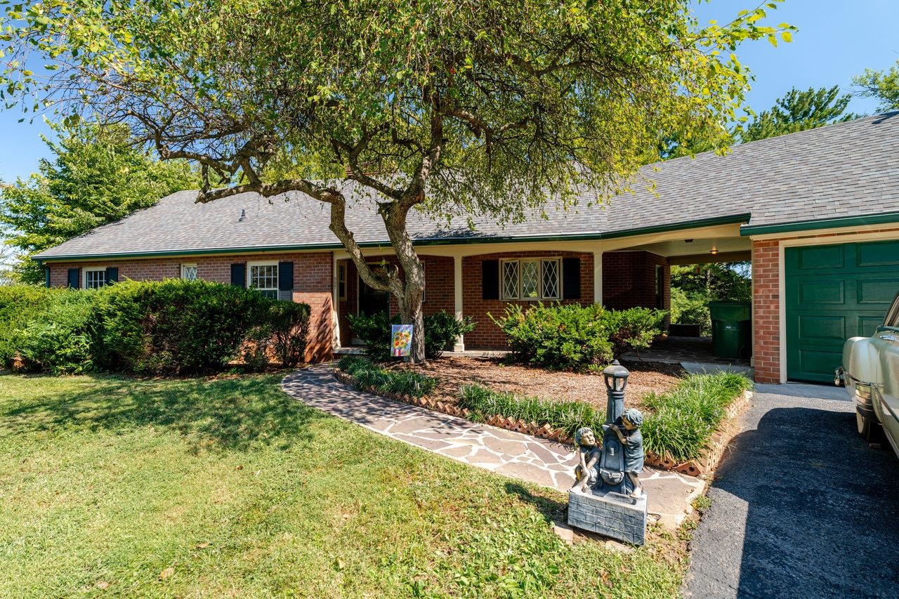 527 CRESTOVER DR, BROADWAY, Virginia 22815, 4 Bedrooms Bedrooms, ,2 BathroomsBathrooms,Residential,527 CRESTOVER DR,669427 MLS # 669427