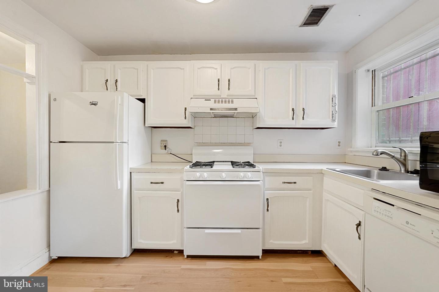 748 13TH ST SE, WASHINGTON, District Of Columbia 20003, 4 Bedrooms Bedrooms, 13 Rooms Rooms,3 BathroomsBathrooms,Residential,For sale,748 13TH ST SE,DCDC2221906 MLS # DCDC2221906