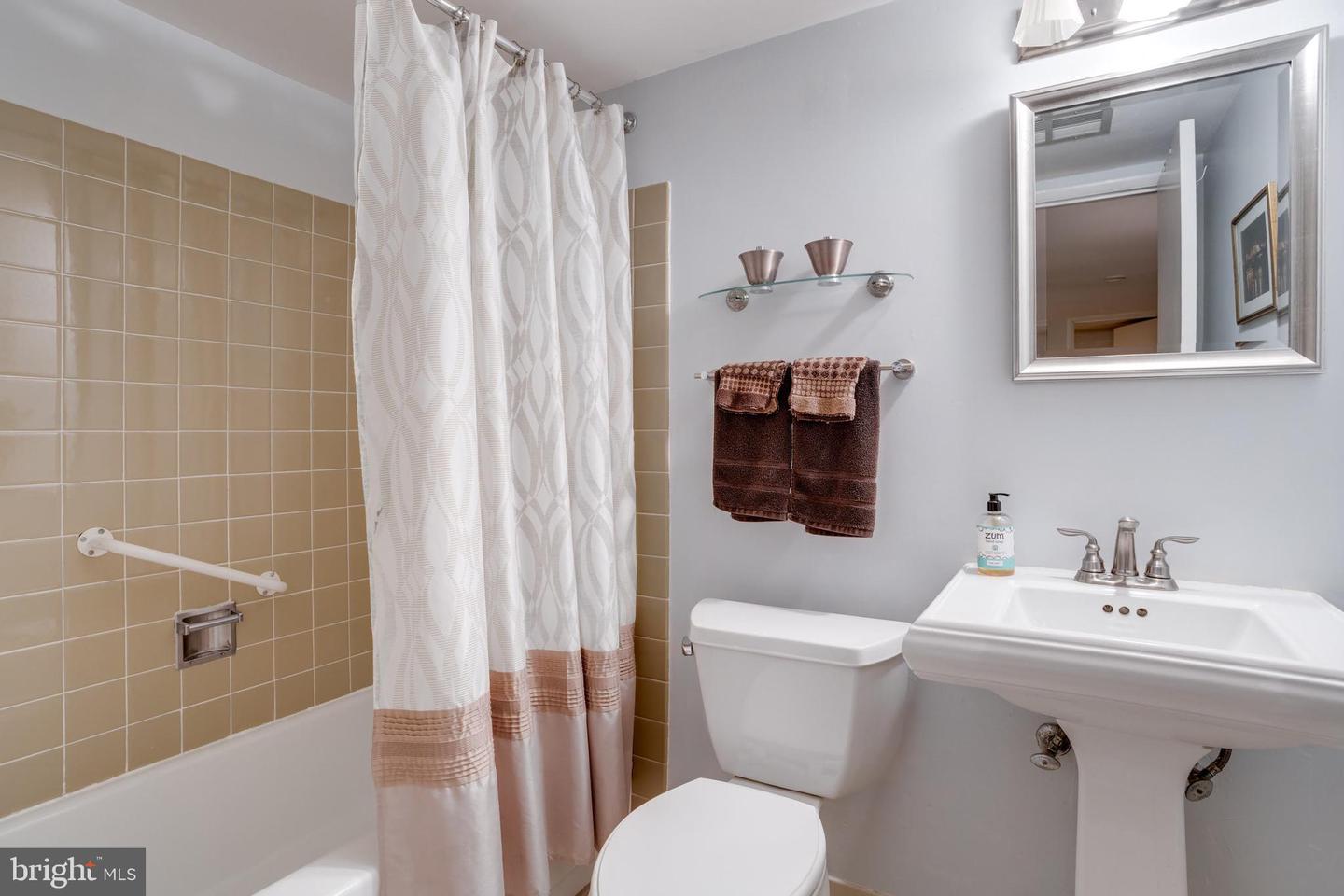 4216 ELIZABETH LN, ANNANDALE, Virginia 22003, 4 Bedrooms Bedrooms, ,3 BathroomsBathrooms,Residential,For sale,4216 ELIZABETH LN,VAFX2268044 MLS # VAFX2268044