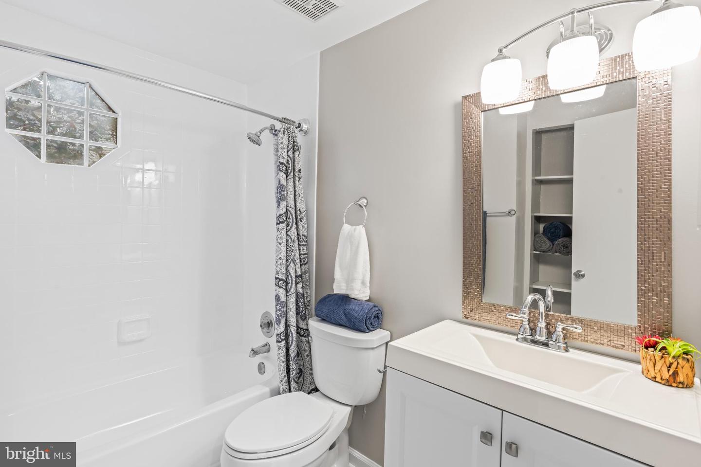 96 N BEDFORD ST #B, ARLINGTON, Virginia 22201, 2 Bedrooms Bedrooms, 6 Rooms Rooms,2 BathroomsBathrooms,Residential,For sale,96 N BEDFORD ST #B,VAAR2063900 MLS # VAAR2063900