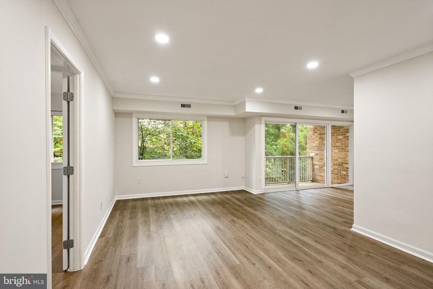 2909 CHARING CROSS RD #12, FALLS CHURCH, Virginia 22042, 2 Bedrooms Bedrooms, ,1 BathroomBathrooms,Residential,For sale,2909 CHARING CROSS RD #12,VAFX2268272 MLS # VAFX2268272