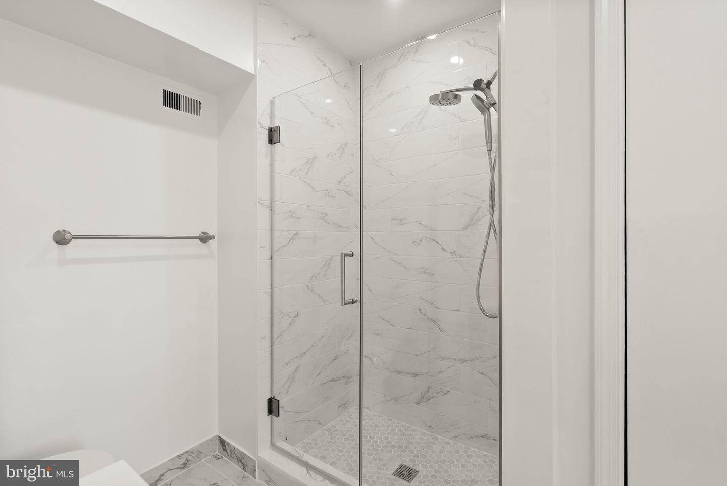 5443 RICHENBACHER AVE, ALEXANDRIA, Virginia 22304, 3 Bedrooms Bedrooms, 7 Rooms Rooms,3 BathroomsBathrooms,Residential,For sale,5443 RICHENBACHER AVE,VAAX2050068 MLS # VAAX2050068