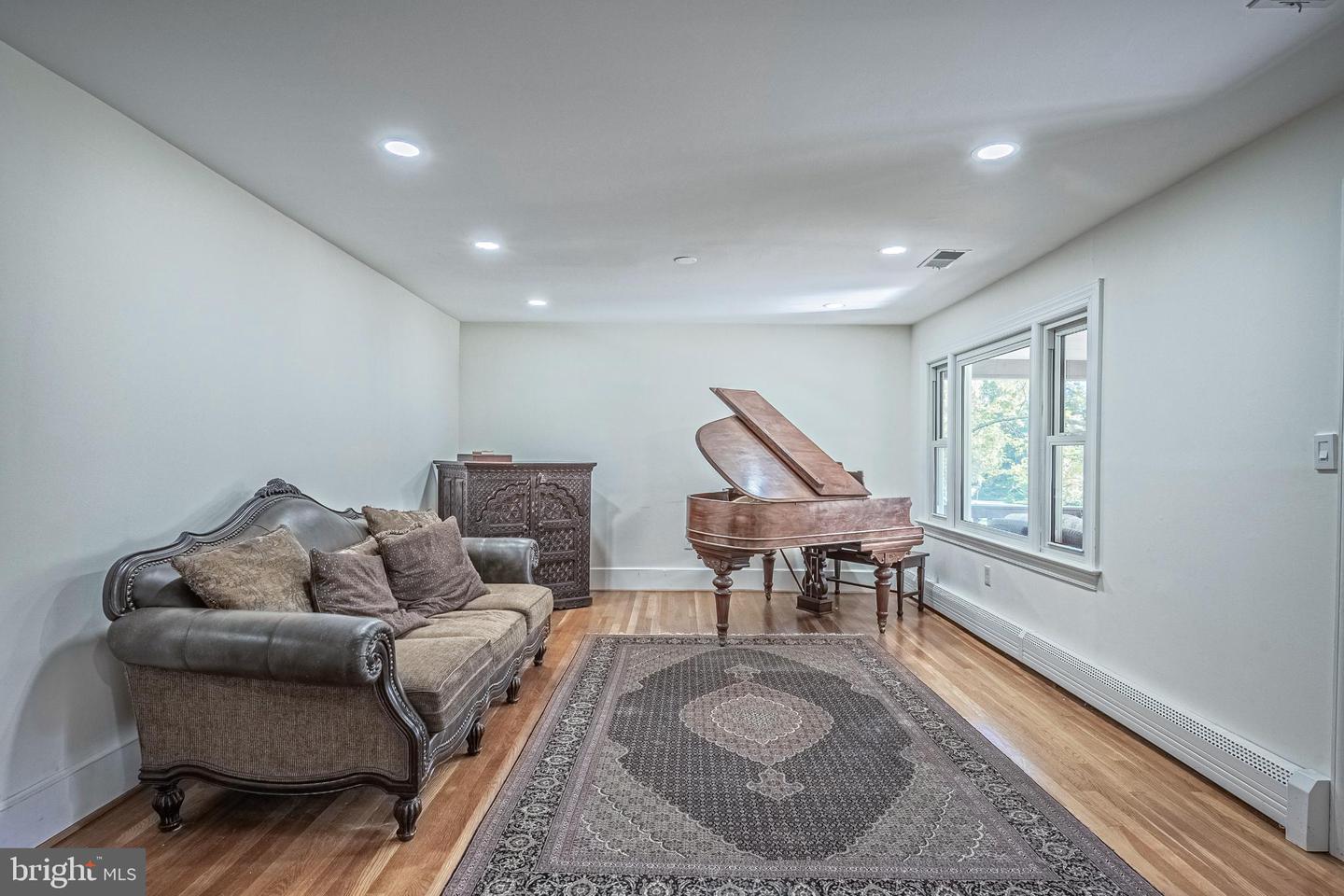 10606 ORCHARD ST, FAIRFAX, Virginia 22030, 5 Bedrooms Bedrooms, 10 Rooms Rooms,3 BathroomsBathrooms,Residential,For sale,10606 ORCHARD ST,VAFC2007084 MLS # VAFC2007084