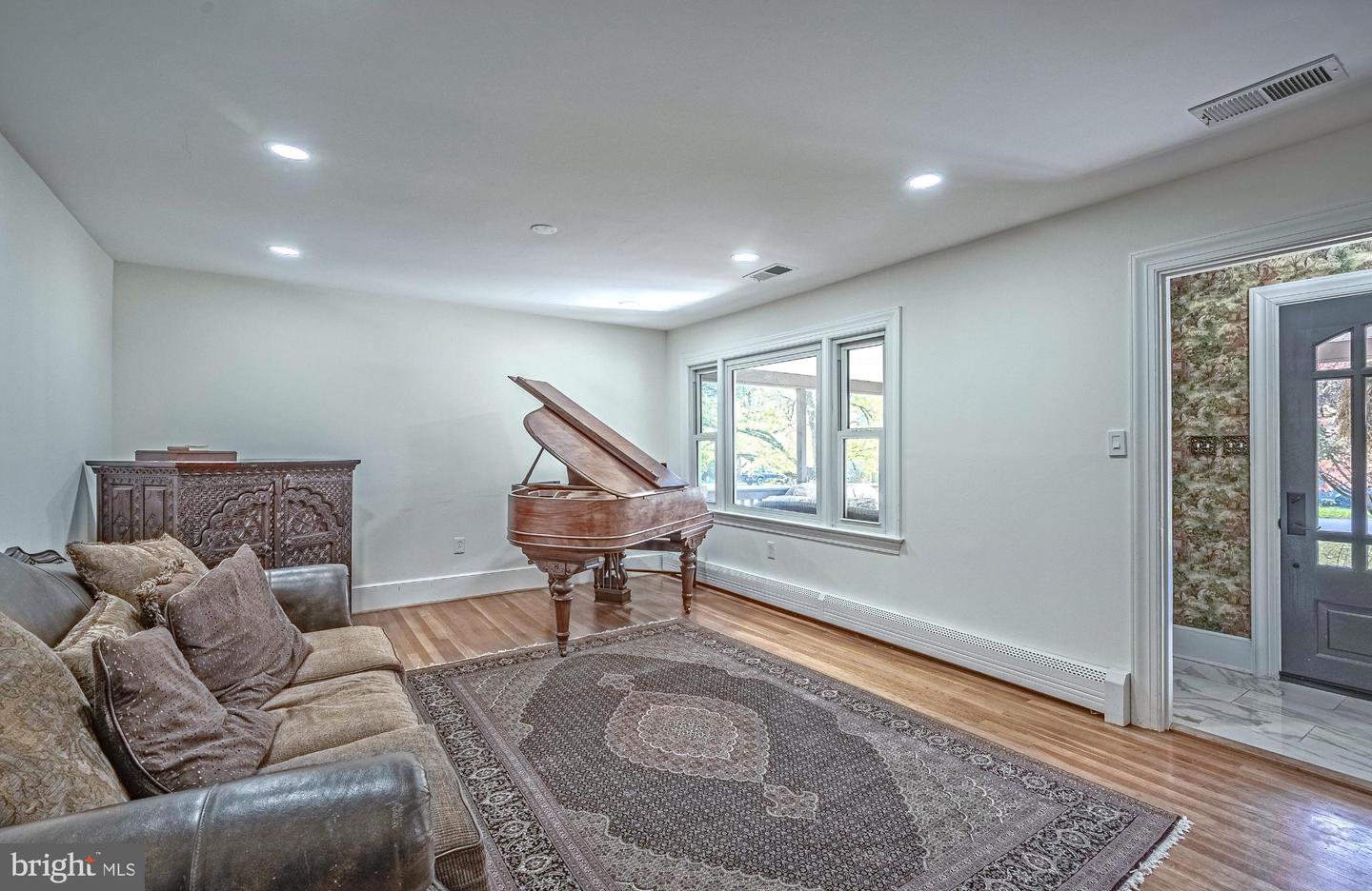 10606 ORCHARD ST, FAIRFAX, Virginia 22030, 5 Bedrooms Bedrooms, 10 Rooms Rooms,3 BathroomsBathrooms,Residential,For sale,10606 ORCHARD ST,VAFC2007084 MLS # VAFC2007084