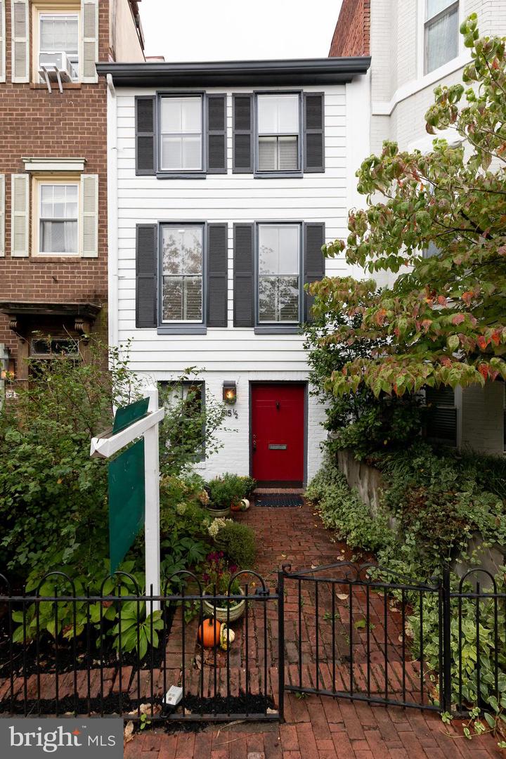 515-1/2 6TH ST SE, WASHINGTON, District Of Columbia 20003, 2 Bedrooms Bedrooms, ,1 BathroomBathrooms,Residential,For sale,515-1/2 6TH ST SE,DCDC2223778 MLS # DCDC2223778