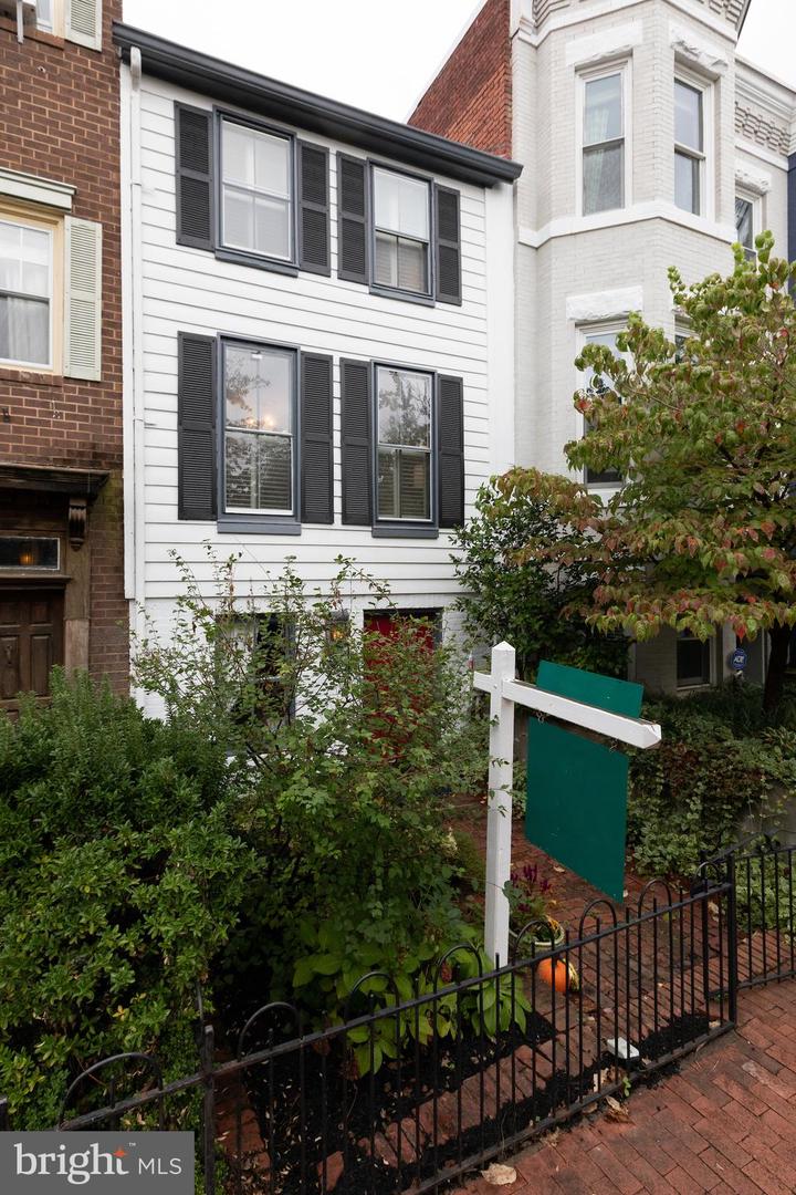 515-1/2 6TH ST SE, WASHINGTON, District Of Columbia 20003, 2 Bedrooms Bedrooms, ,1 BathroomBathrooms,Residential,For sale,515-1/2 6TH ST SE,DCDC2223778 MLS # DCDC2223778