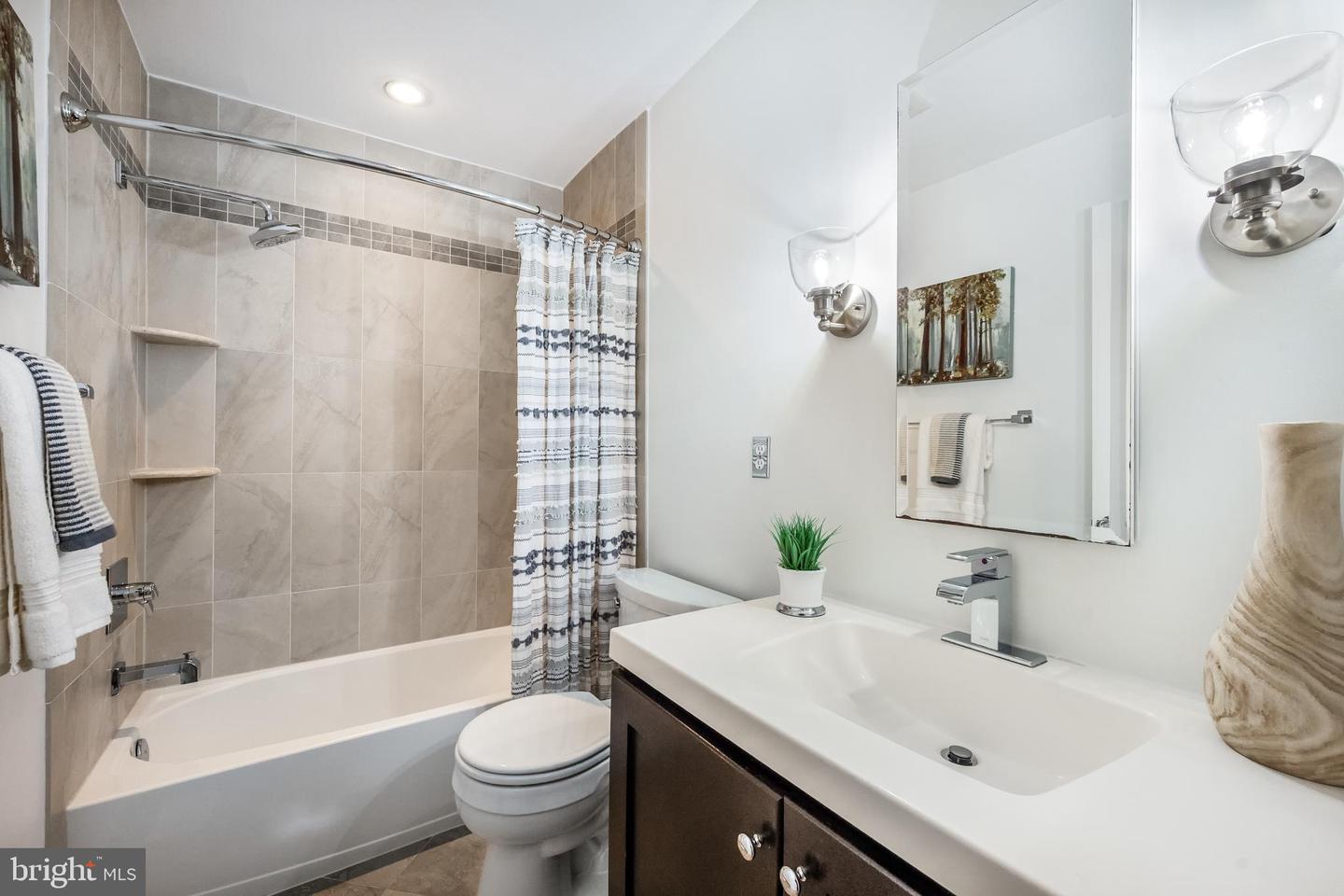 533 TOBACCO QUAY, ALEXANDRIA, Virginia 22314, 2 Bedrooms Bedrooms, ,2 BathroomsBathrooms,Residential,For sale,533 TOBACCO QUAY,VAAX2050106 MLS # VAAX2050106