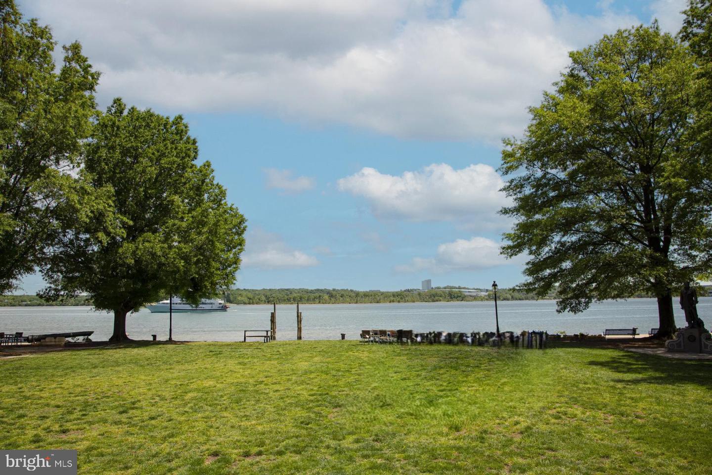 533 TOBACCO QUAY, ALEXANDRIA, Virginia 22314, 2 Bedrooms Bedrooms, ,2 BathroomsBathrooms,Residential,For sale,533 TOBACCO QUAY,VAAX2050106 MLS # VAAX2050106