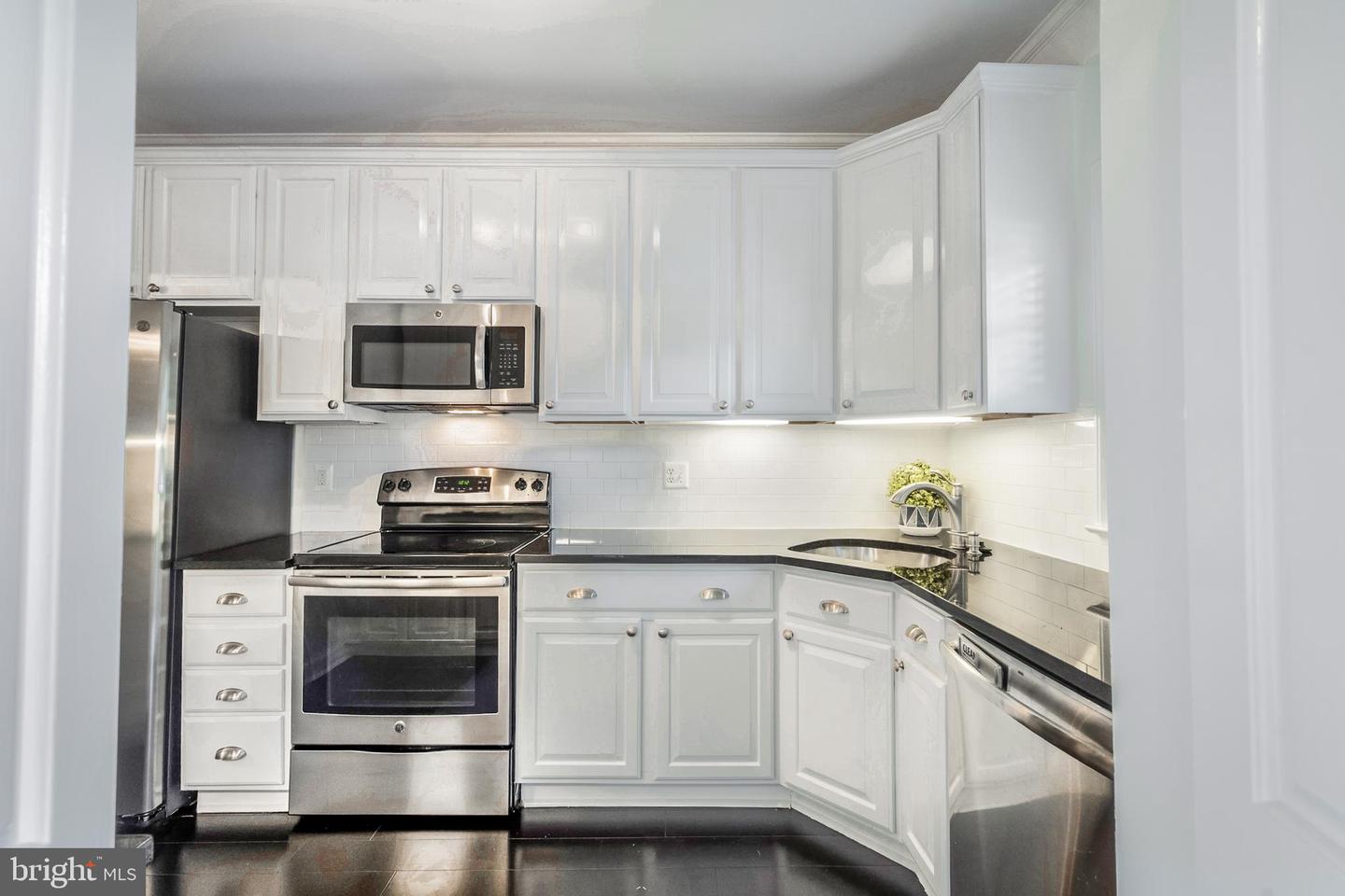 533 TOBACCO QUAY, ALEXANDRIA, Virginia 22314, 2 Bedrooms Bedrooms, ,2 BathroomsBathrooms,Residential,For sale,533 TOBACCO QUAY,VAAX2050106 MLS # VAAX2050106