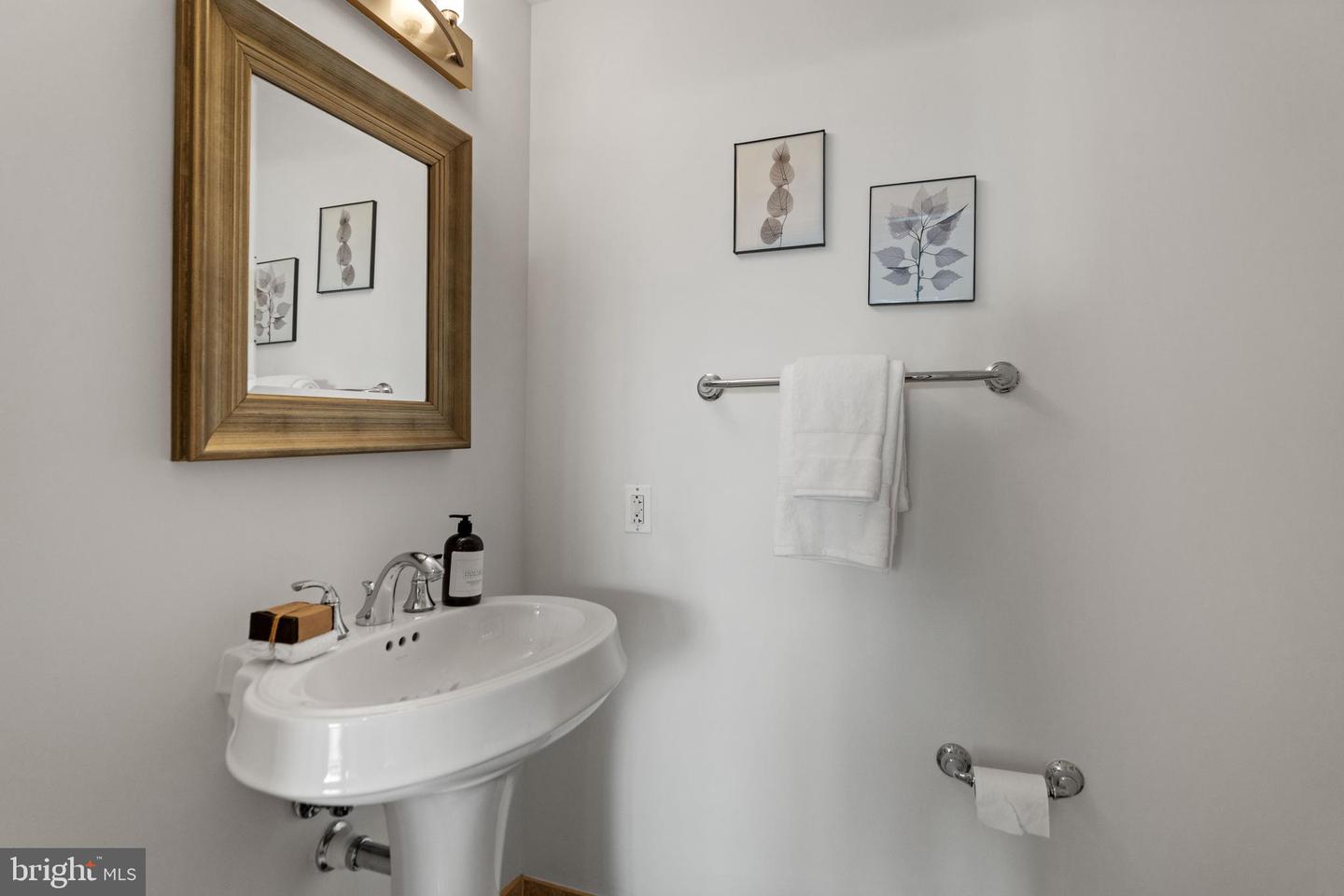 8220 CRESTWOOD HEIGHTS DR #1012, MCLEAN, Virginia 22102, 2 Bedrooms Bedrooms, ,2 BathroomsBathrooms,Residential,For sale,8220 CRESTWOOD HEIGHTS DR #1012,VAFX2269174 MLS # VAFX2269174