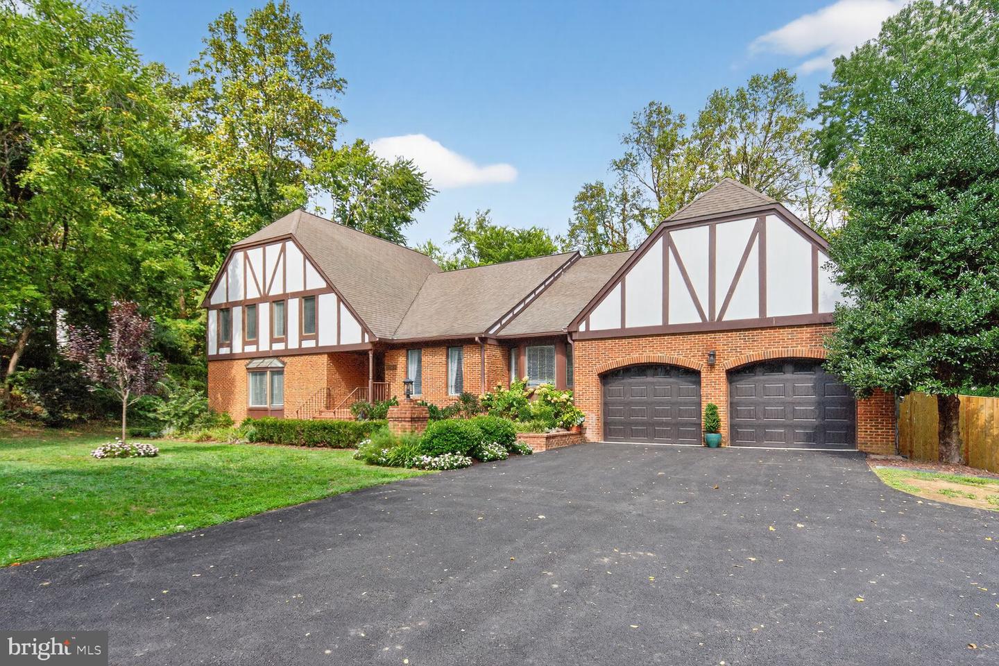7054 IDYLWOOD RD, FALLS CHURCH, Virginia 22043, 5 Bedrooms Bedrooms, ,4 BathroomsBathrooms,Residential,For sale,7054 IDYLWOOD RD,VAFX2268990 MLS # VAFX2268990
