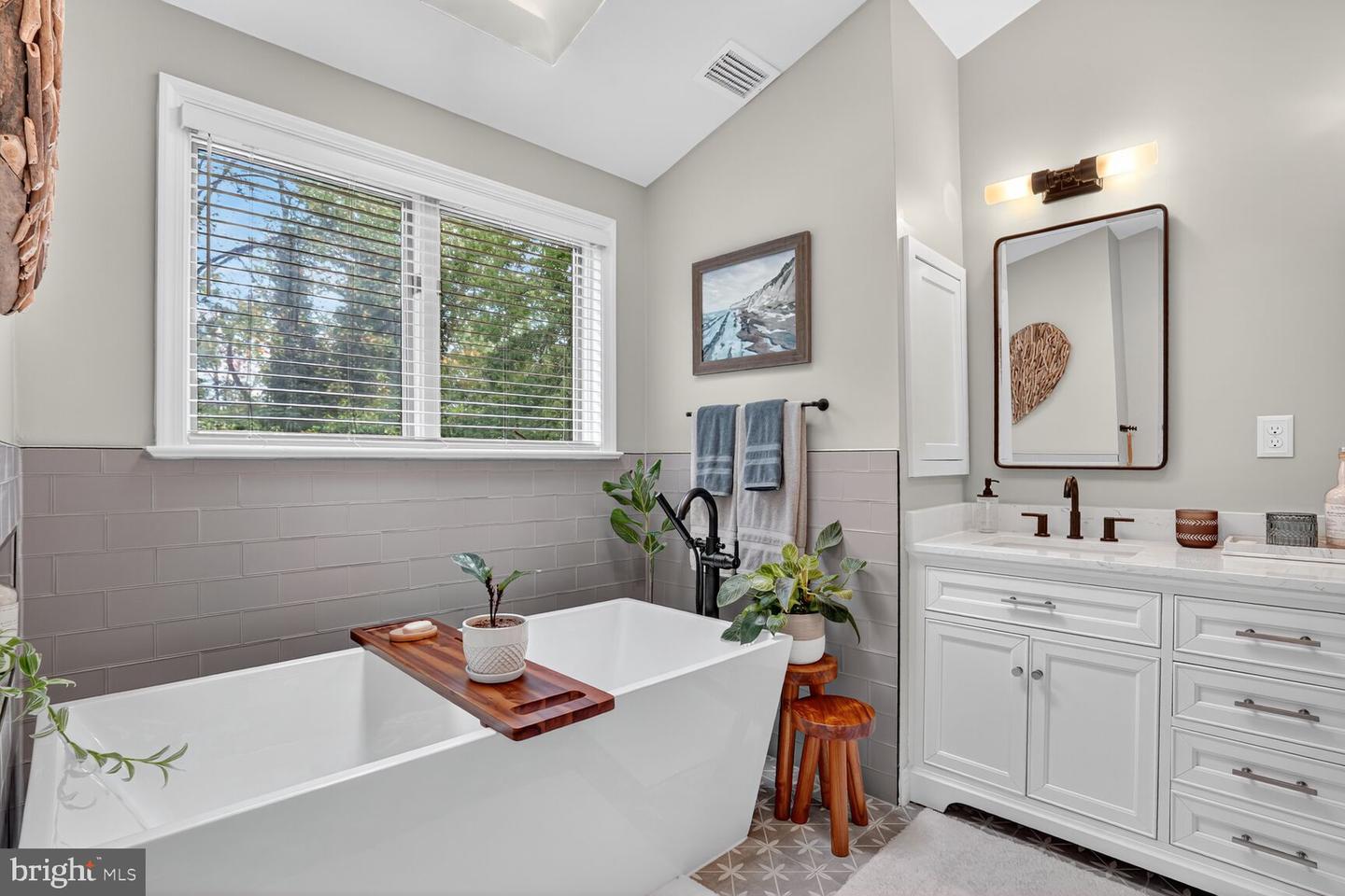 7054 IDYLWOOD RD, FALLS CHURCH, Virginia 22043, 5 Bedrooms Bedrooms, ,4 BathroomsBathrooms,Residential,For sale,7054 IDYLWOOD RD,VAFX2268990 MLS # VAFX2268990