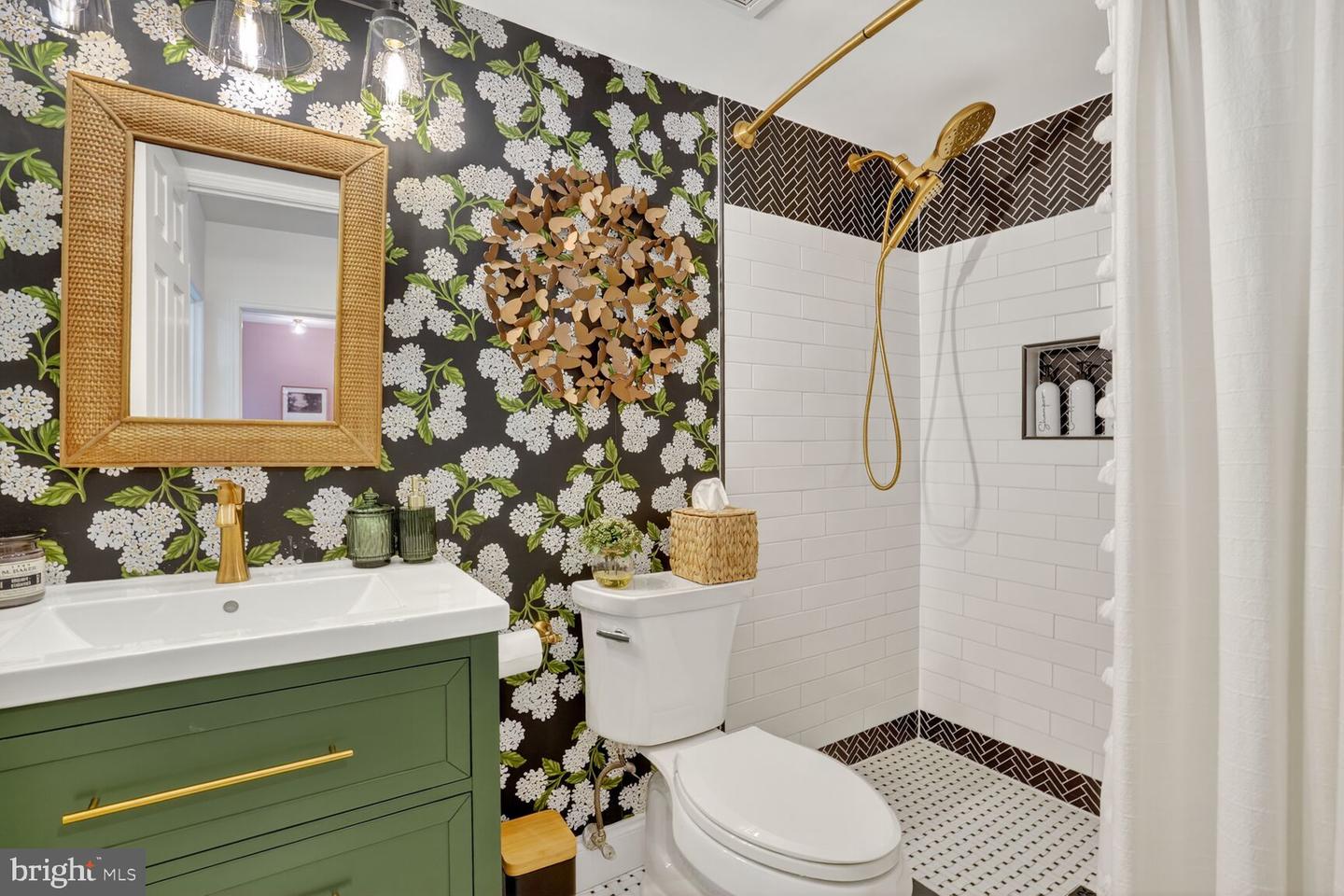 7054 IDYLWOOD RD, FALLS CHURCH, Virginia 22043, 5 Bedrooms Bedrooms, ,4 BathroomsBathrooms,Residential,For sale,7054 IDYLWOOD RD,VAFX2268990 MLS # VAFX2268990