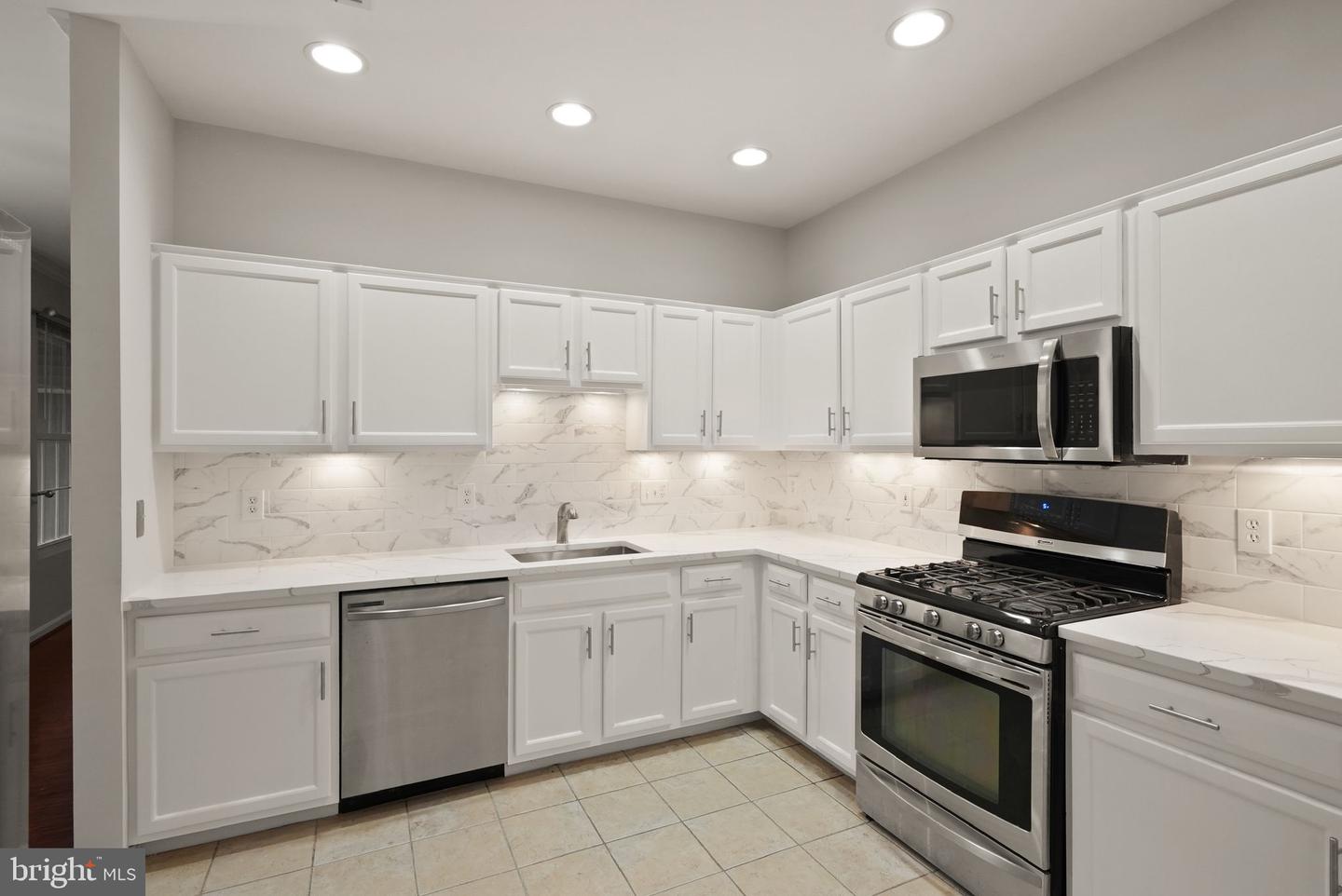 46608 DRYSDALE TER #101, STERLING, Virginia 20165, 2 Bedrooms Bedrooms, ,2 BathroomsBathrooms,Residential,For sale,46608 DRYSDALE TER #101,VALO2107504 MLS # VALO2107504