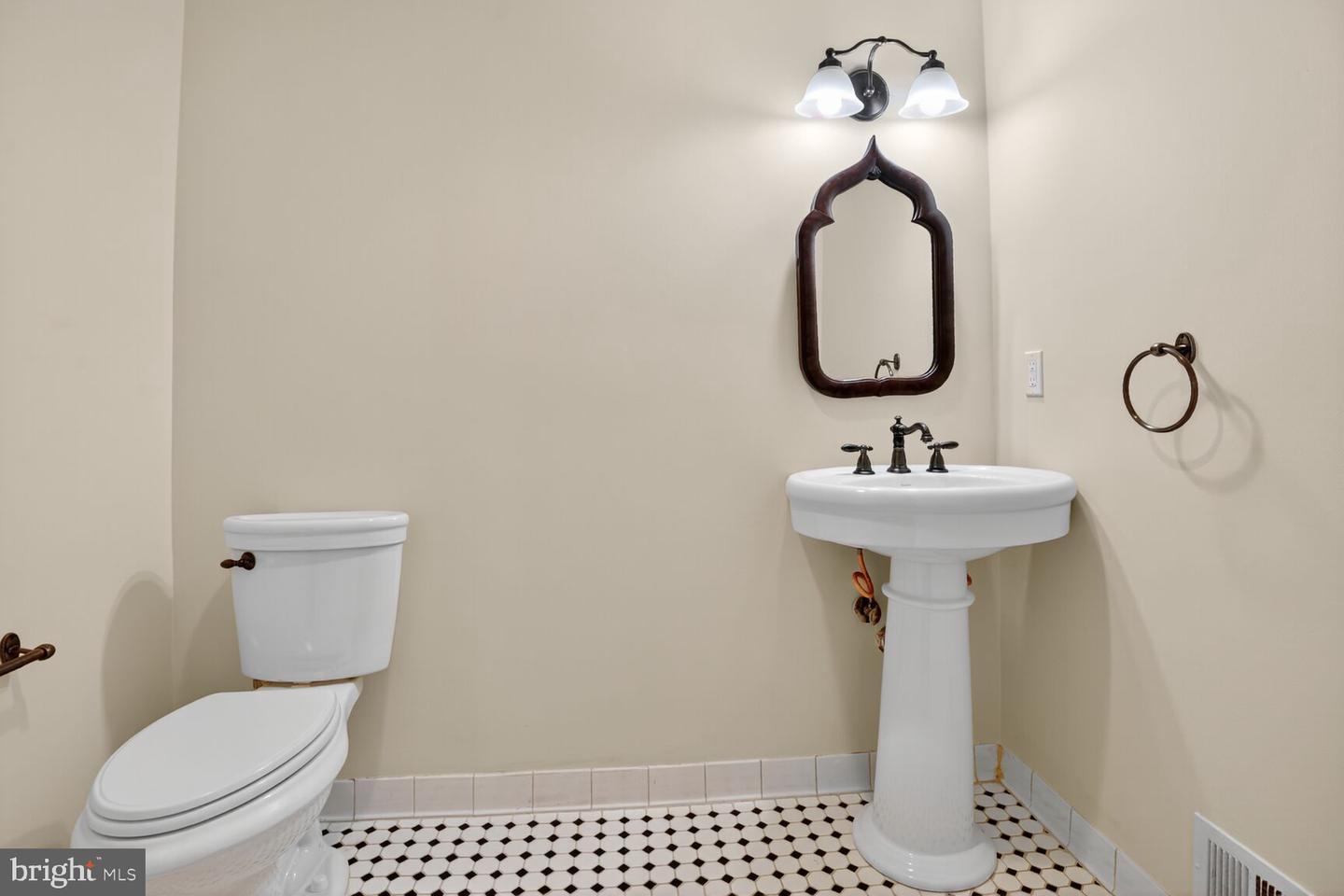 332 LOUDOUN ST SW, LEESBURG, Virginia 20175, 3 Bedrooms Bedrooms, ,3 BathroomsBathrooms,Residential,For sale,332 LOUDOUN ST SW,VALO2107530 MLS # VALO2107530