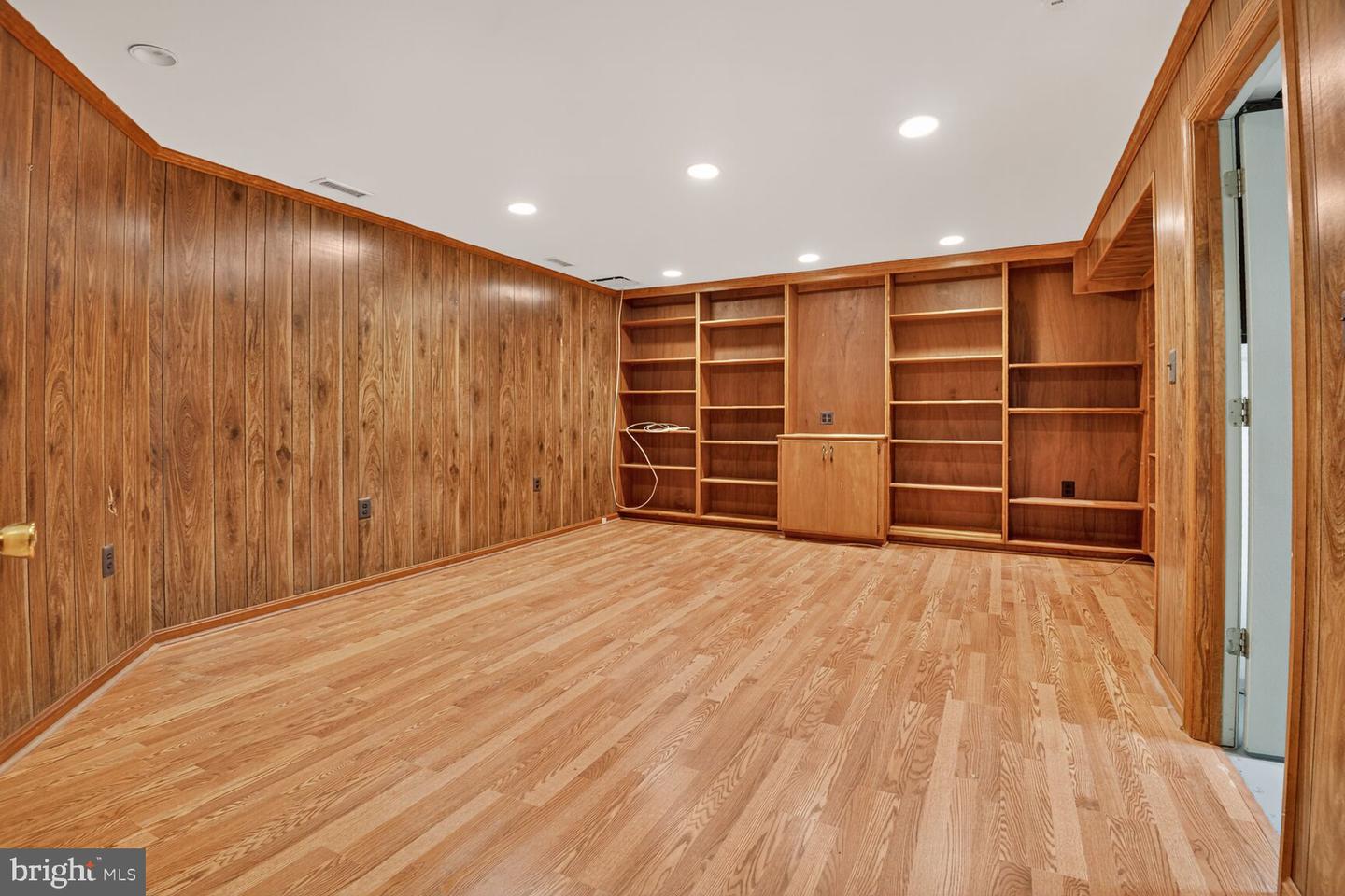 332 LOUDOUN ST SW, LEESBURG, Virginia 20175, 3 Bedrooms Bedrooms, ,3 BathroomsBathrooms,Residential,For sale,332 LOUDOUN ST SW,VALO2107530 MLS # VALO2107530