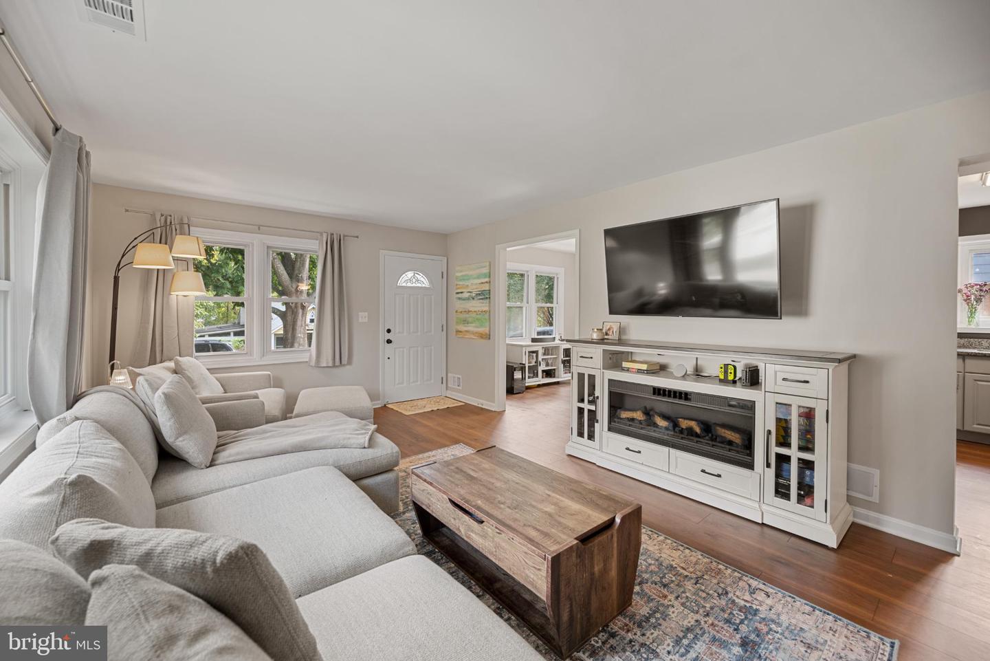 2624 E MAPLE ST, ALEXANDRIA, Virginia 22306, 3 Bedrooms Bedrooms, 7 Rooms Rooms,2 BathroomsBathrooms,Residential,For sale,2624 E MAPLE ST,VAFX2269130 MLS # VAFX2269130