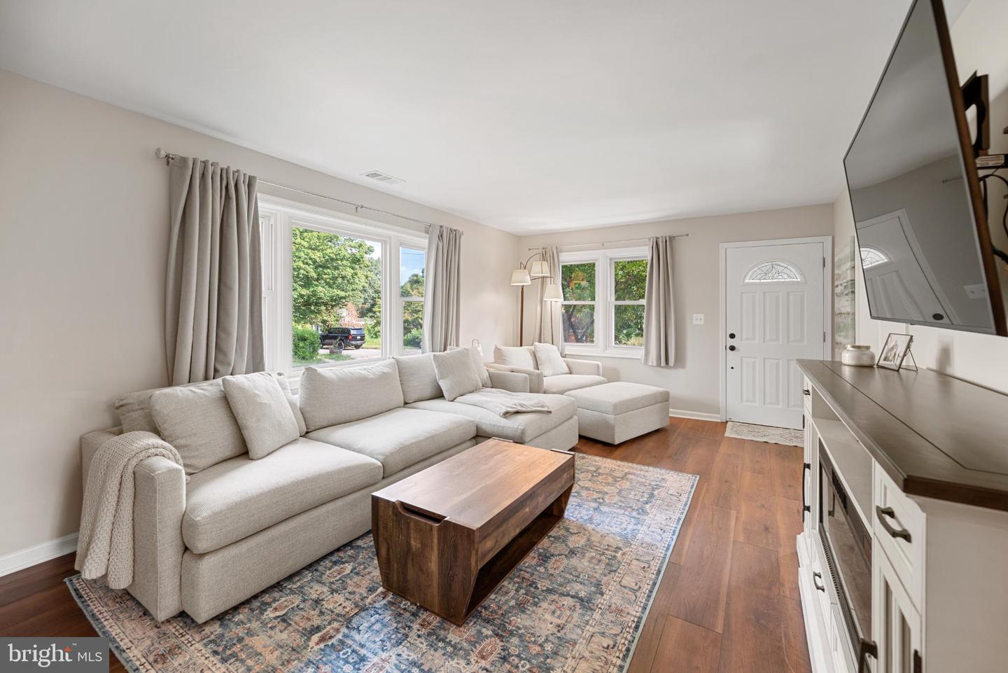 2624 E MAPLE ST, ALEXANDRIA, Virginia 22306, 3 Bedrooms Bedrooms, 7 Rooms Rooms,2 BathroomsBathrooms,Residential,For sale,2624 E MAPLE ST,VAFX2269130 MLS # VAFX2269130