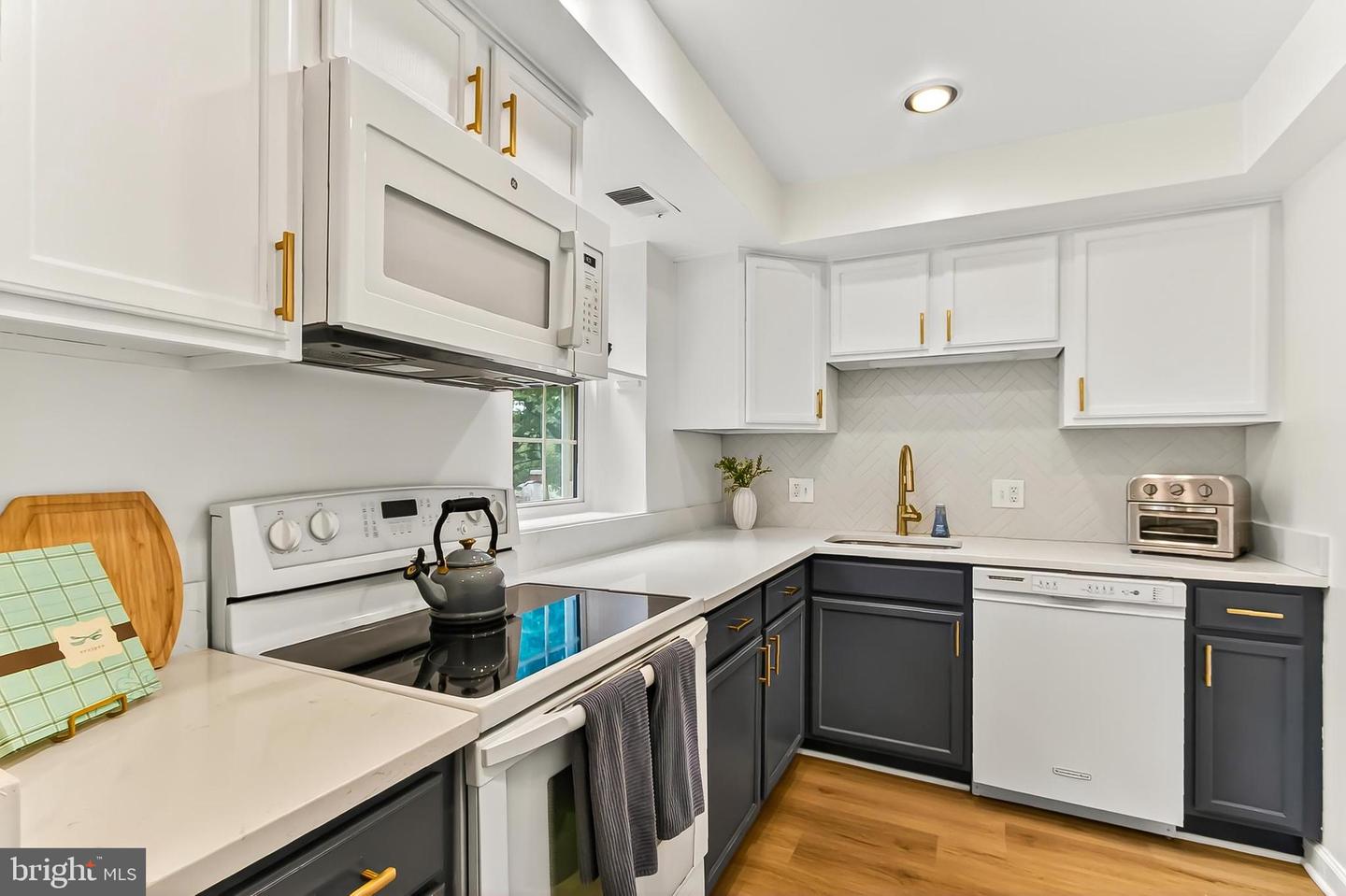 4860 28TH ST S #B1, ARLINGTON, Virginia 22206, 1 Bedroom Bedrooms, 5 Rooms Rooms,1 BathroomBathrooms,Residential,For sale,4860 28TH ST S #B1,VAAR2064184 MLS # VAAR2064184