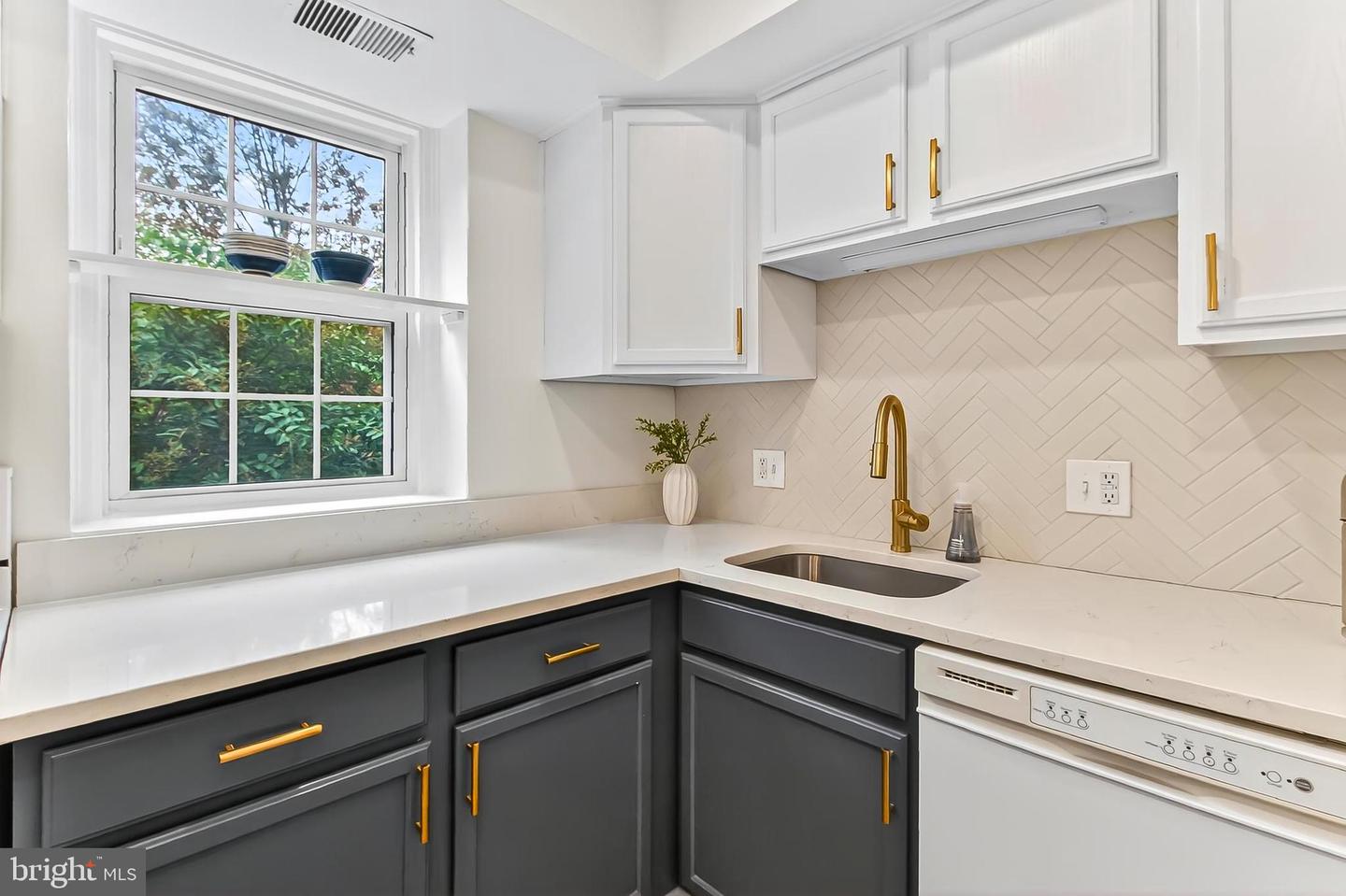 4860 28TH ST S #B1, ARLINGTON, Virginia 22206, 1 Bedroom Bedrooms, 5 Rooms Rooms,1 BathroomBathrooms,Residential,For sale,4860 28TH ST S #B1,VAAR2064184 MLS # VAAR2064184
