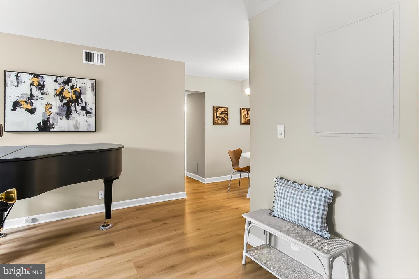 4860 28TH ST S #B1, ARLINGTON, Virginia 22206, 1 Bedroom Bedrooms, 5 Rooms Rooms,1 BathroomBathrooms,Residential,For sale,4860 28TH ST S #B1,VAAR2064184 MLS # VAAR2064184