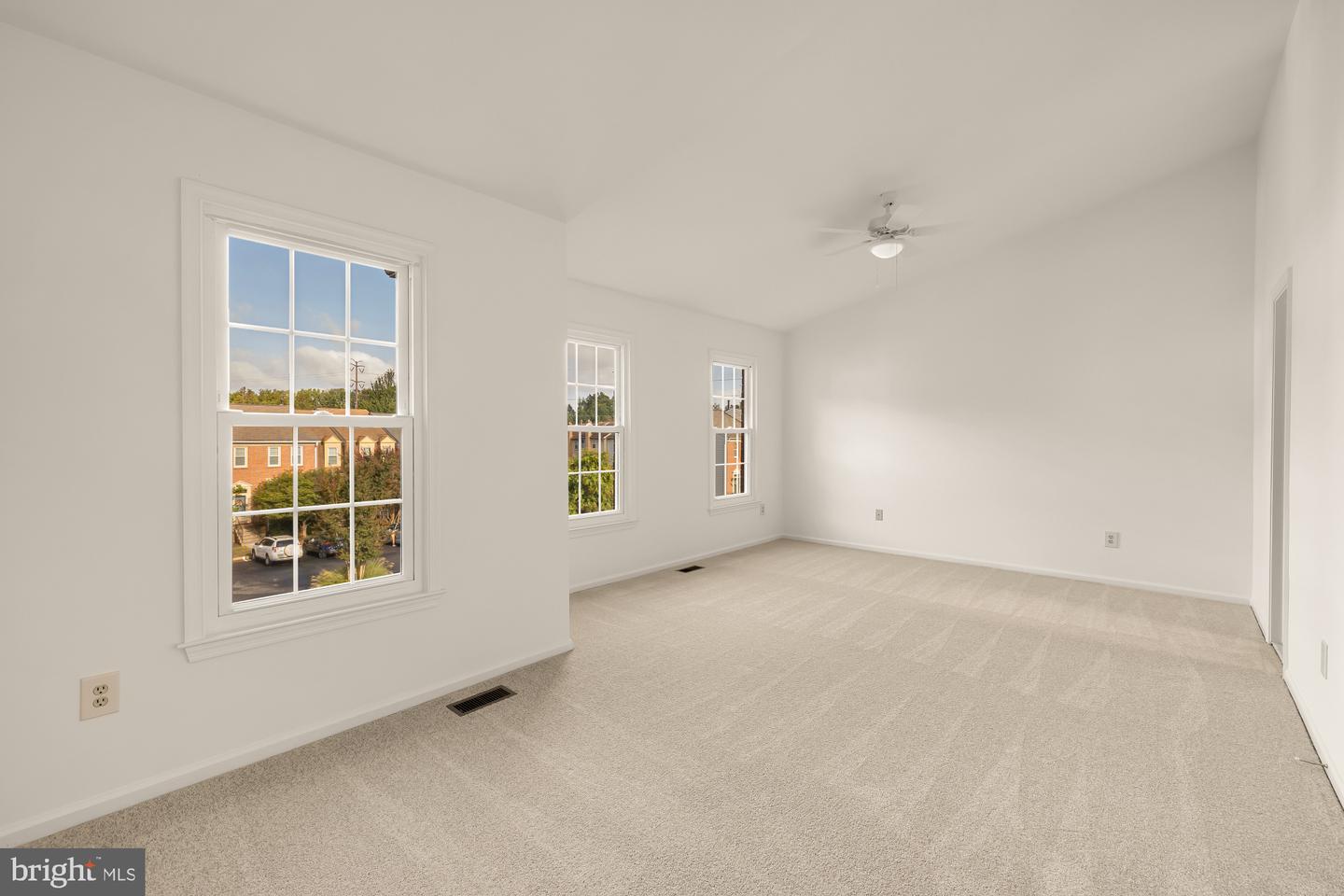 12323 FOX LAKE CT, FAIRFAX, Virginia 22033, 3 Bedrooms Bedrooms, ,2 BathroomsBathrooms,Residential,For sale,12323 FOX LAKE CT,VAFX2269428 MLS # VAFX2269428