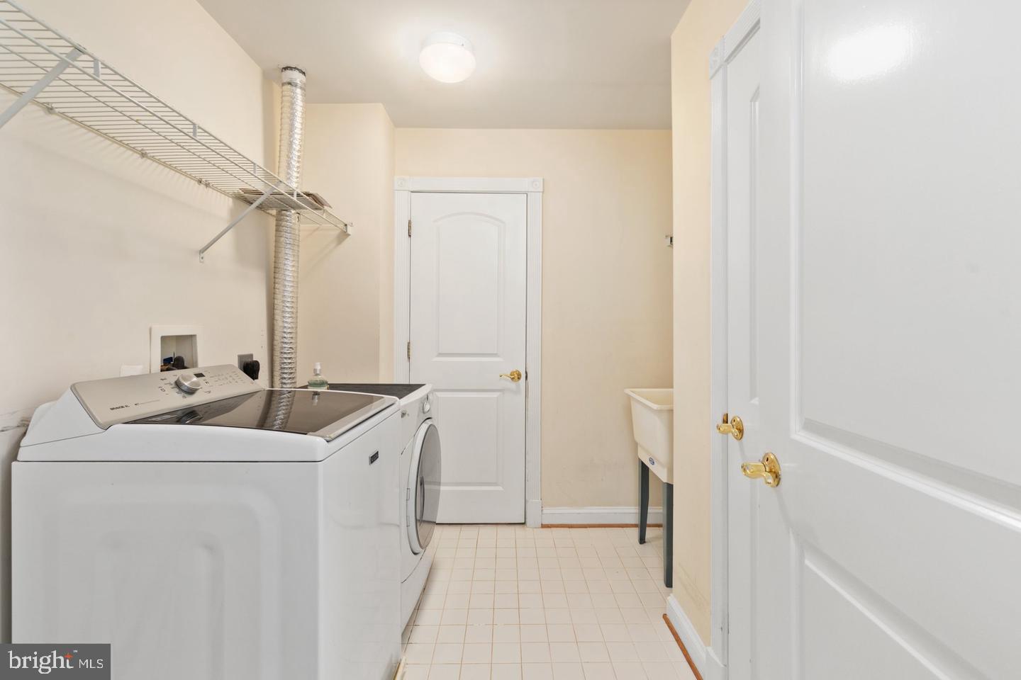 35400 AUTUMN RIDGE CT, ROUND HILL, Virginia 20141, 4 Bedrooms Bedrooms, ,5 BathroomsBathrooms,Residential,For sale,35400 AUTUMN RIDGE CT,VALO2101054 MLS # VALO2101054