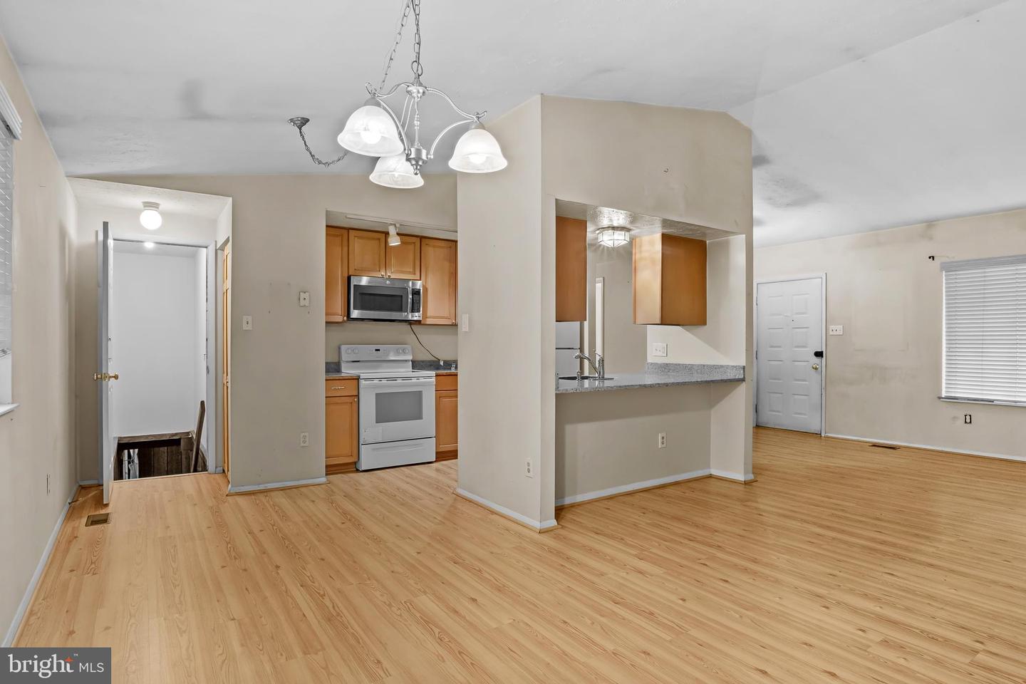 8406 RAINBOW BRIDGE LN, SPRINGFIELD, Virginia 22153, 4 Bedrooms Bedrooms, ,2 BathroomsBathrooms,Residential,For sale,8406 RAINBOW BRIDGE LN,VAFX2260742 MLS # VAFX2260742